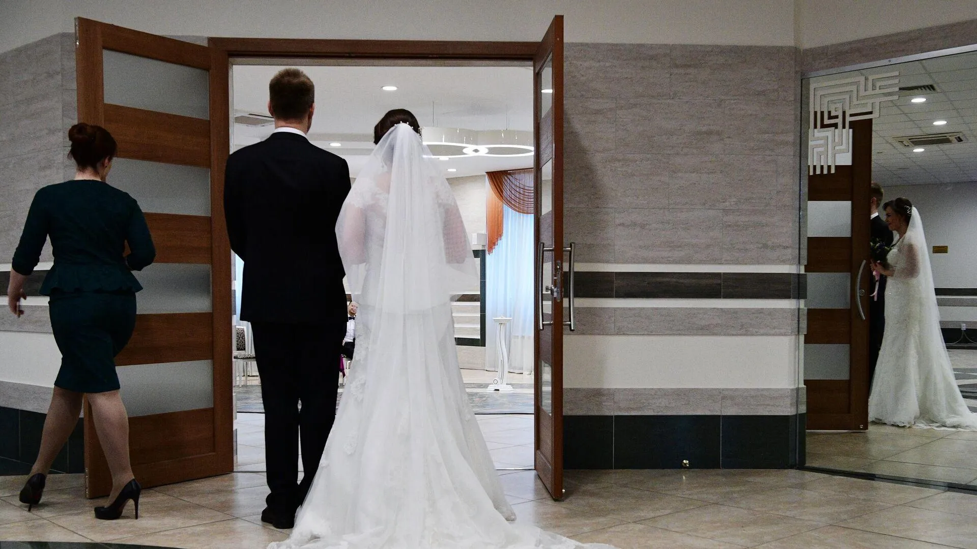 Невеста потребовала от гостей 100 тысяч рублей за присутствие на свадьбе