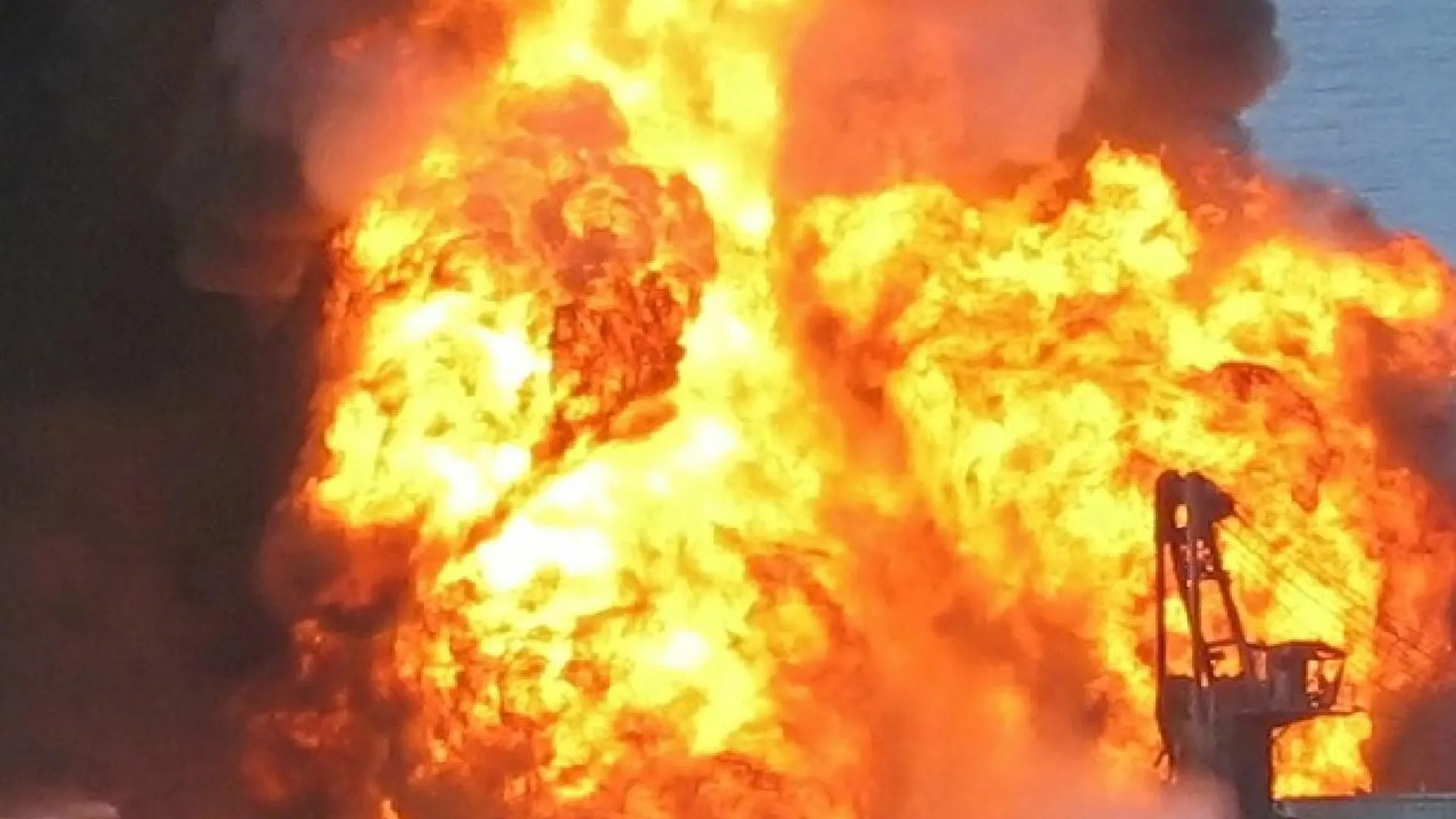 Пожар на кнпз в самаре. Самара НПЗ взрыв. Взрыв нефтезавода. Взрыв Куйбышевского нефтеперерабатывающего завода.