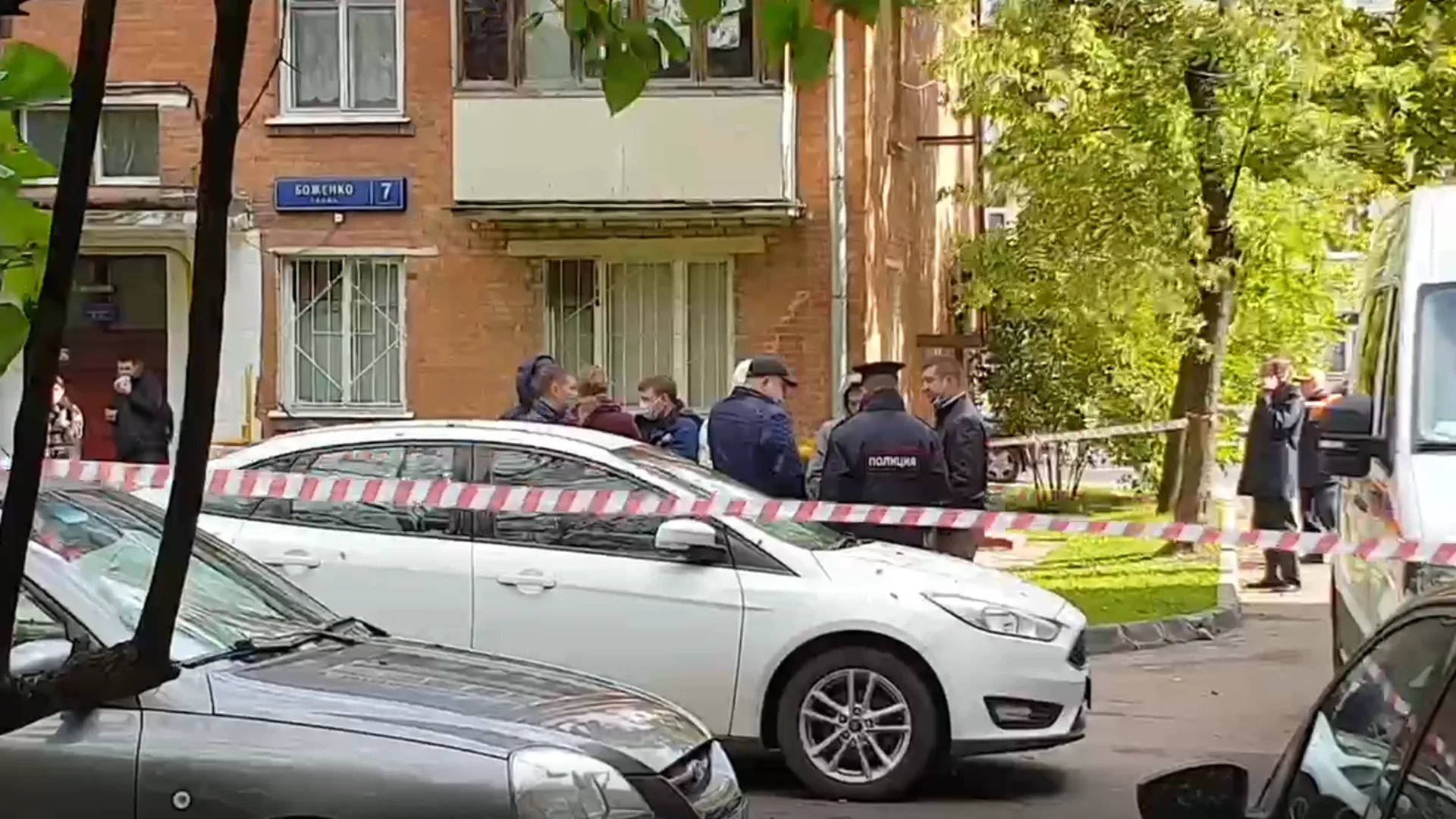 Газовые службы оцепили дом после отравления пары в Москве. Видео с места