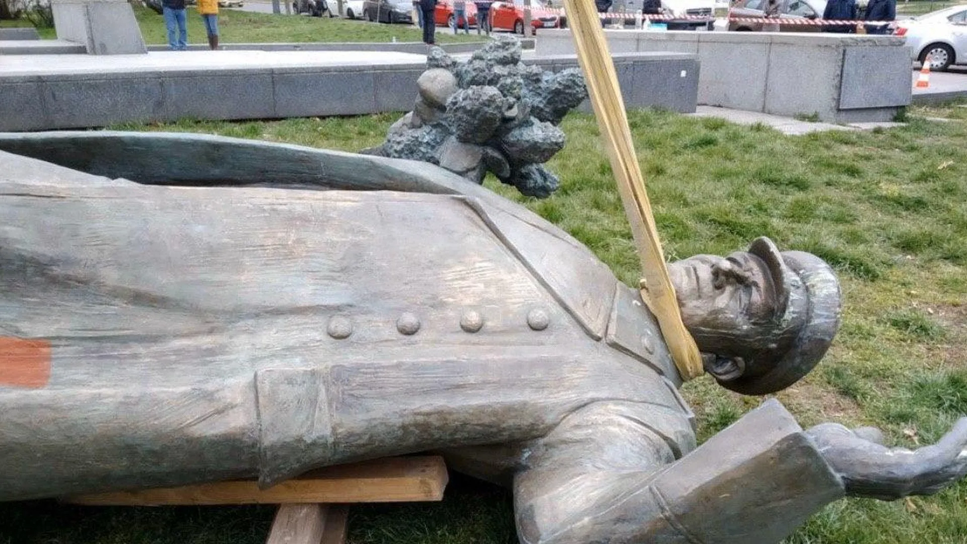Унитаз с триколором поставили на месте памятника Коневу в Праге