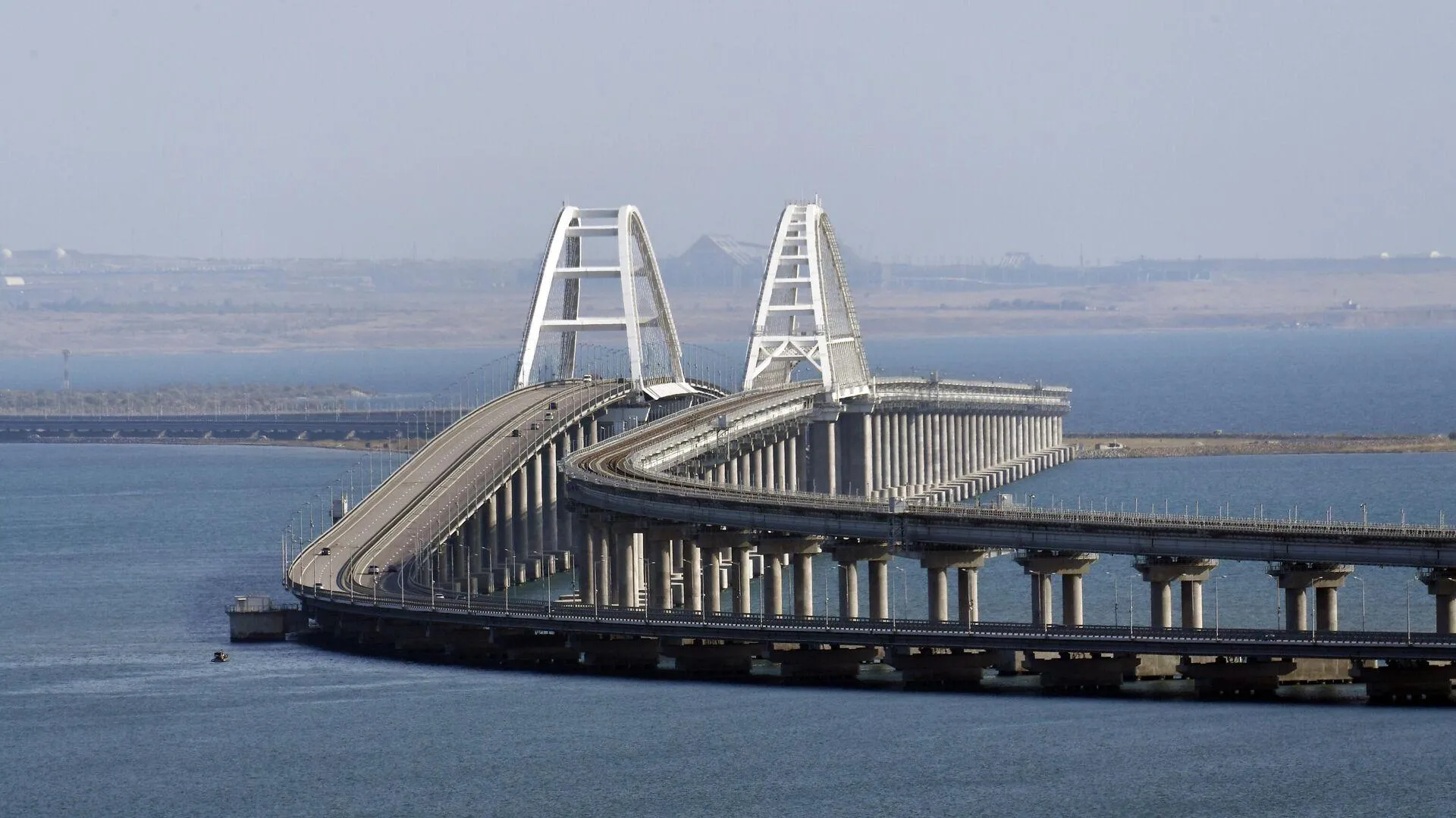 Движение по Крымскому мосту возобновили после временного закрытия
