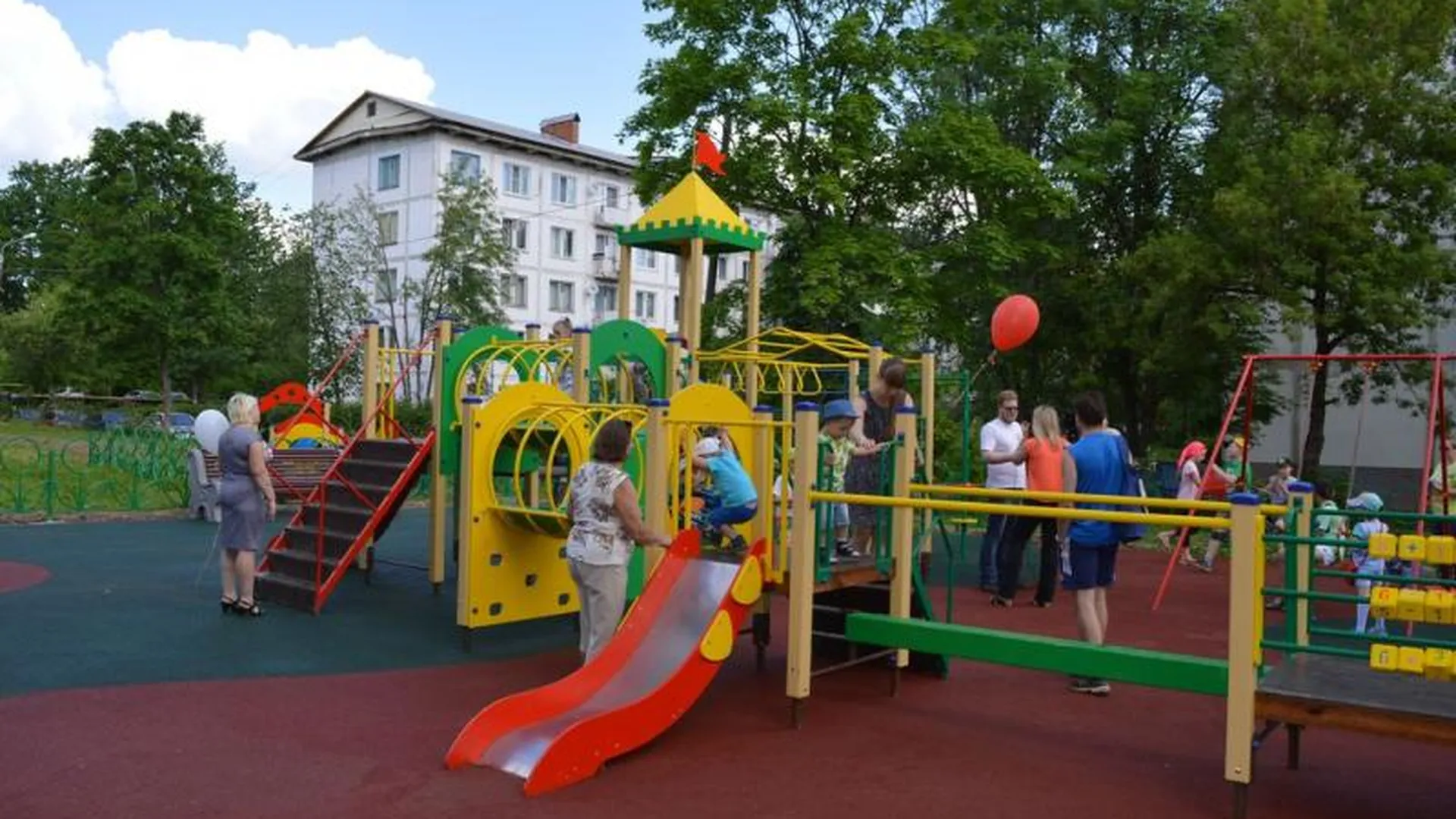 Три детские площадки появились в мае в Подмосковье