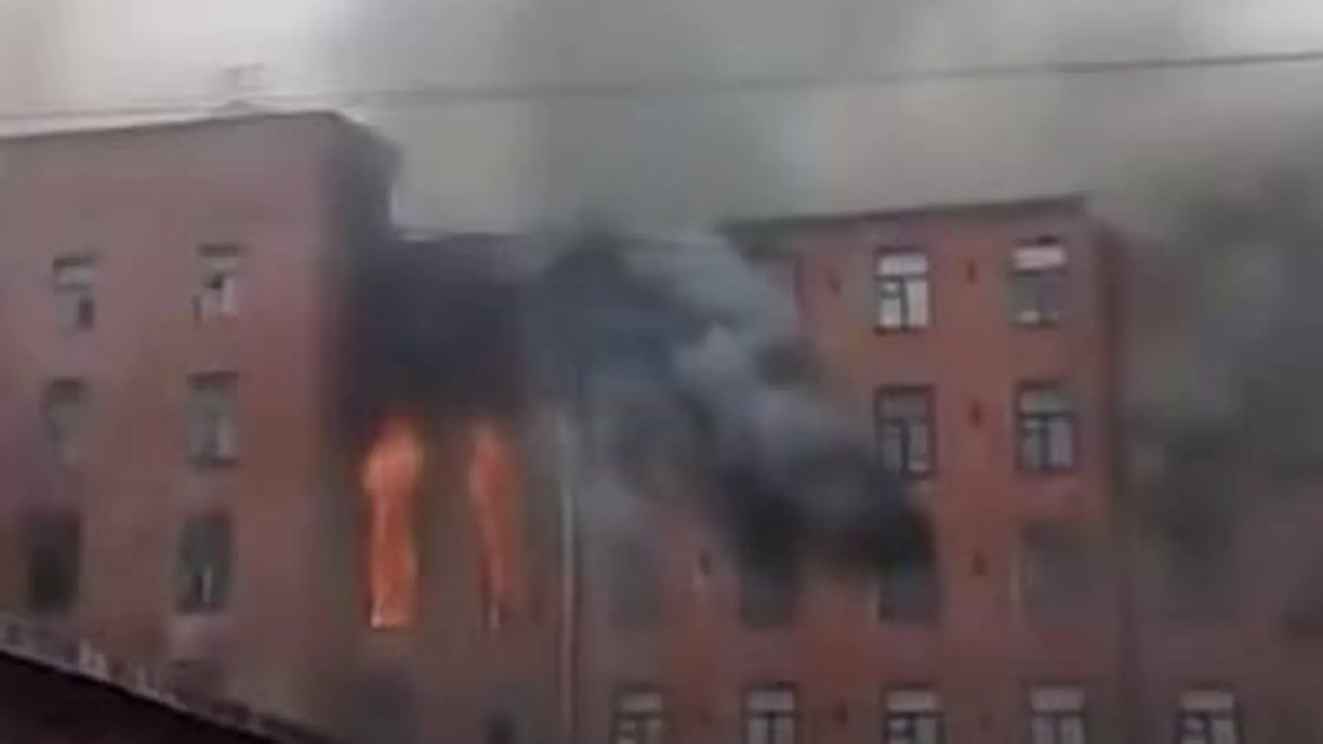 Стало известно о состоянии пострадавших во время пожара на «Невской мануфактуре» спасателях