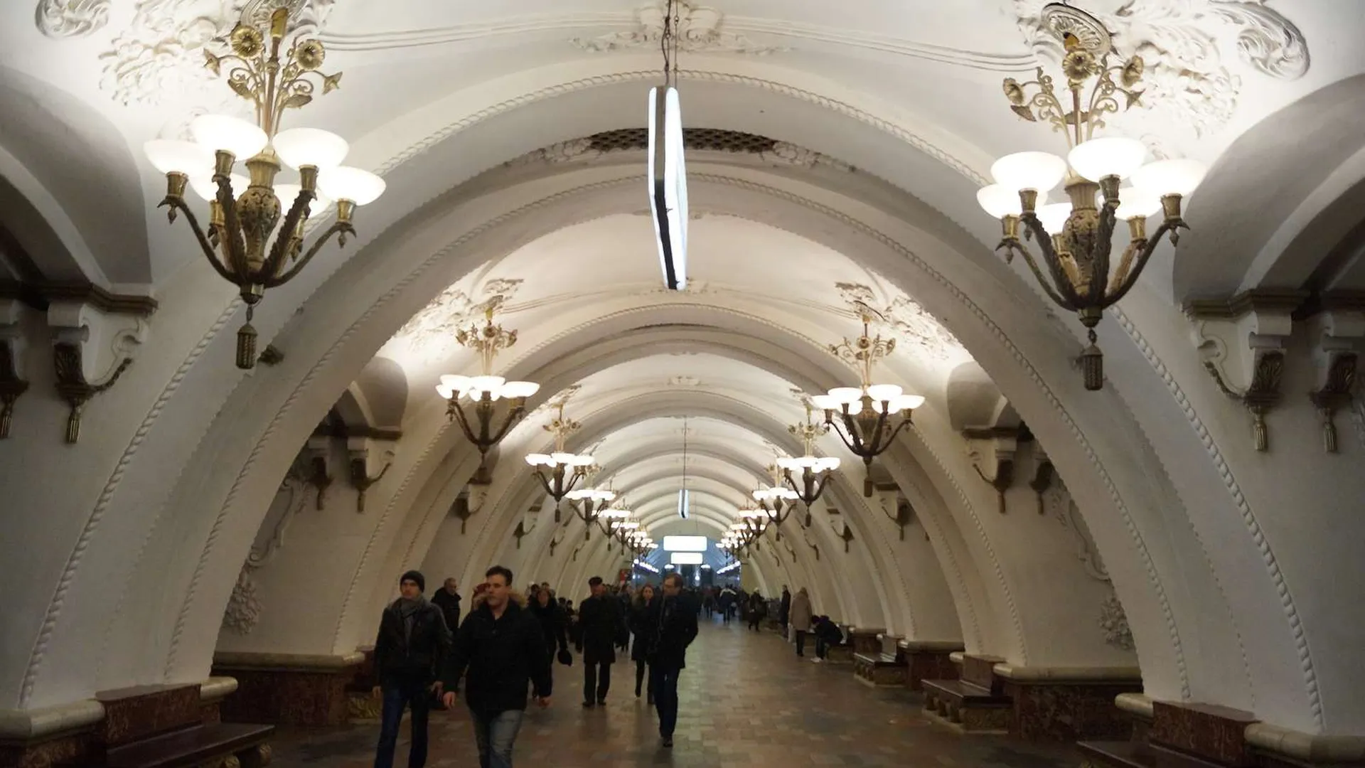 Избитый в московском метро Роман Ковалев сделал своей девушке предложение в подземке