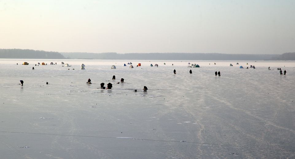 Работники «Мособлпожспаса» вытащили провалившегося под лед лыжника на Иваньковском водохранилище