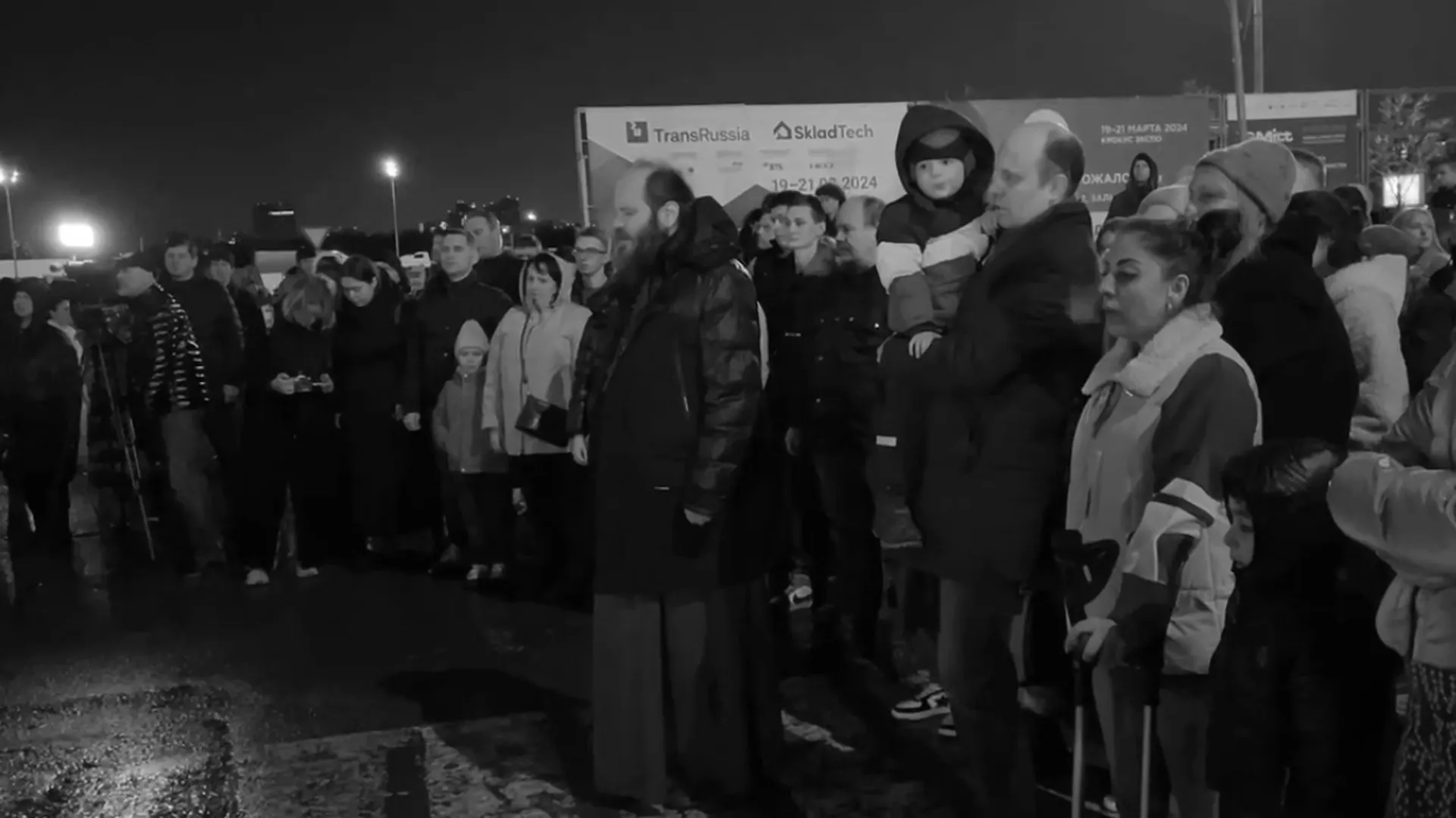 Священник Павел Островский провел молебен на мемориале у Crocus City Hall