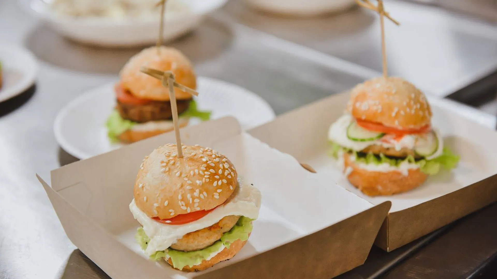Прошедшие сертификацию гамбургеры появятся в школьных столовых Химок
