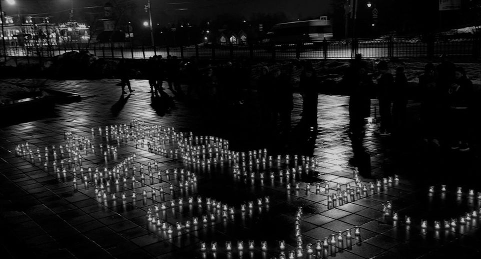 Жители округа зажгли 500 свечей в память о жертвах теракта в Crocus City Hall