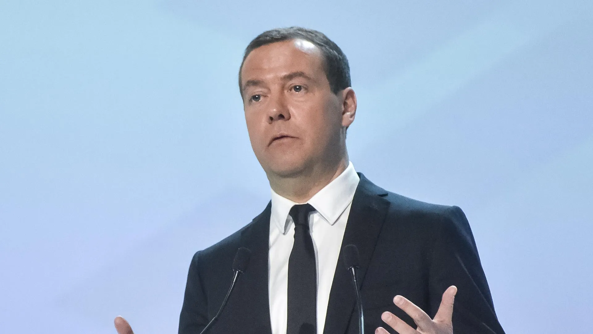 Депутат Матвеев оценил идею Медведева признать иноагентами тысячи граждан РФ
