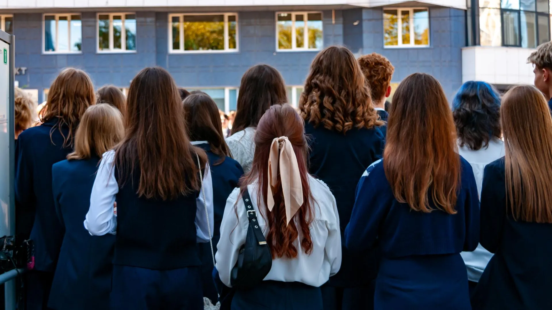 Старшеклассницы на учебной линейке. Фото: Svetlana Vozmilova