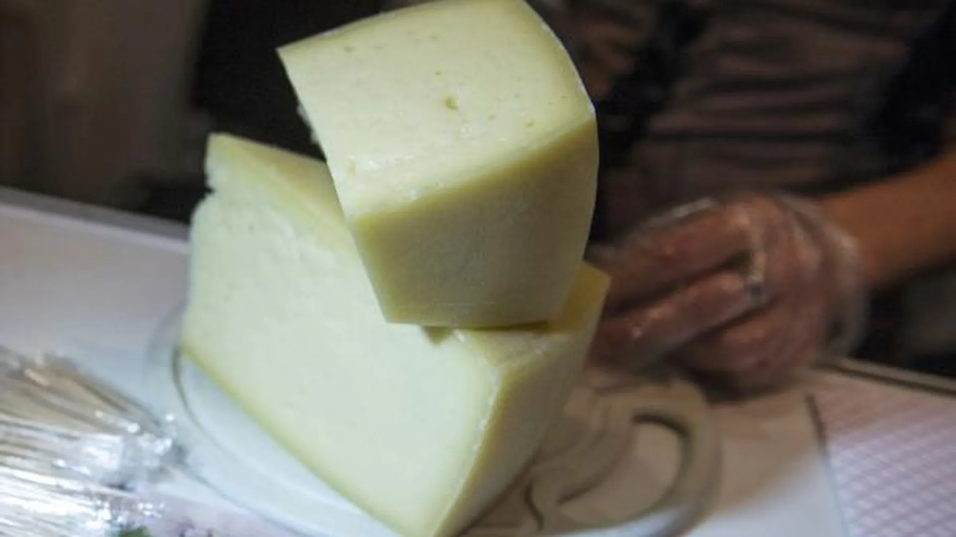 Семьсот килограммов вареной колбасы и сыра продали на Ценопаде в Мытищах