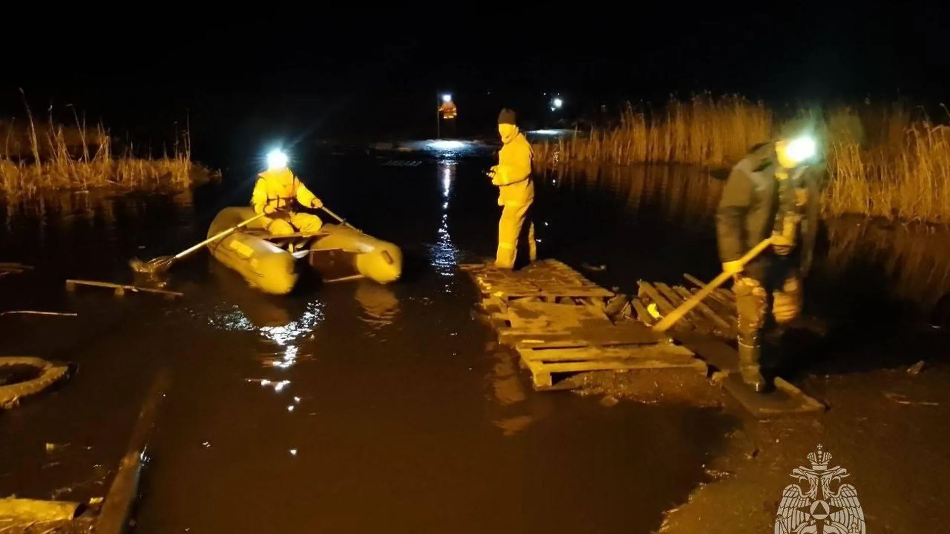 Сотрудники МЧС спасли 19 рыбаков с льдины в Челябинской области