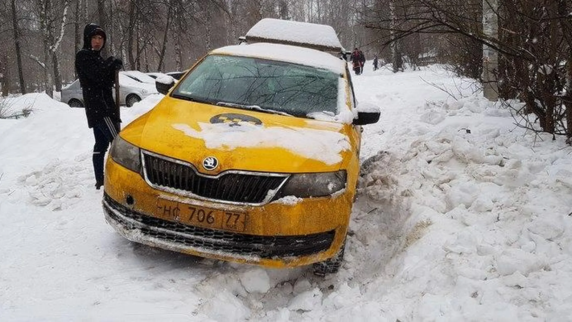 Таксист из Пушкино застрял в сугробе и провел ночь в машине 