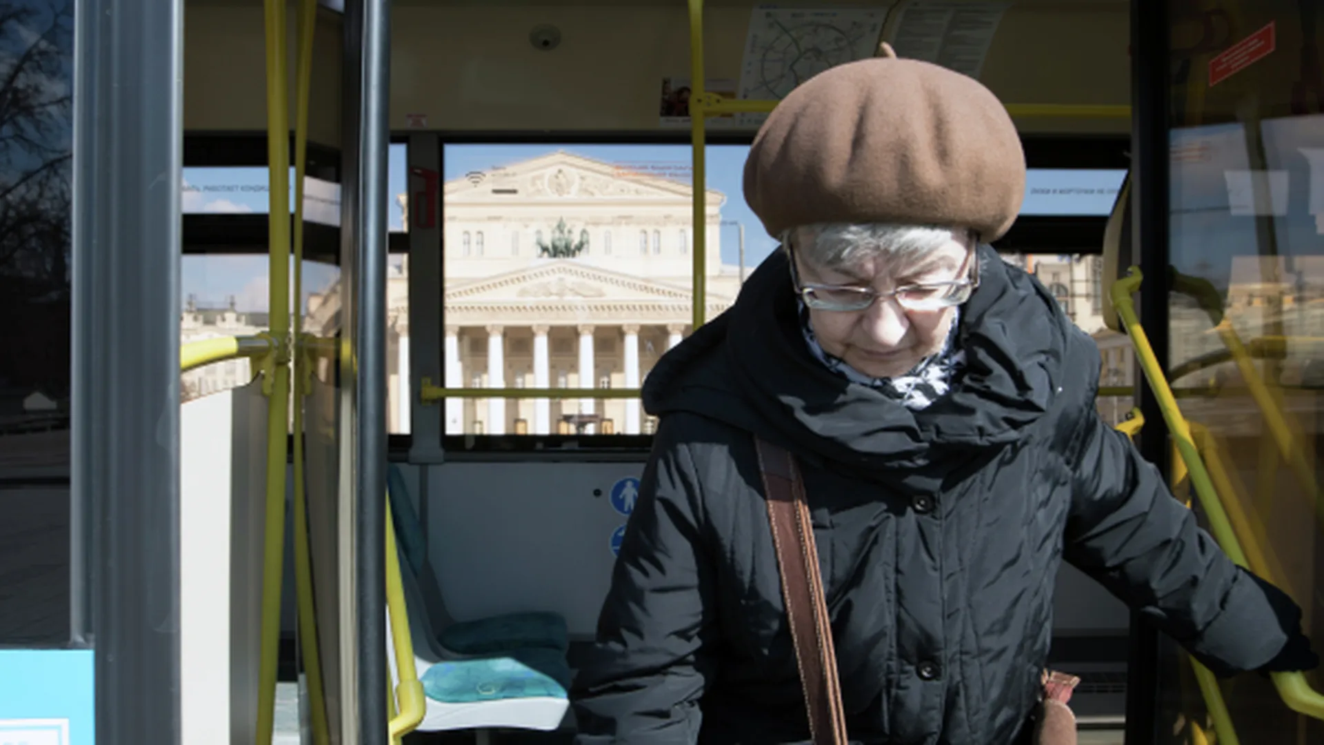 Пенсии московских пенсионеров. Пенсионеры в автобусе. Пожилые люди в автобусе. Бабушка в автобусе. Пенсионерка в автобусе.