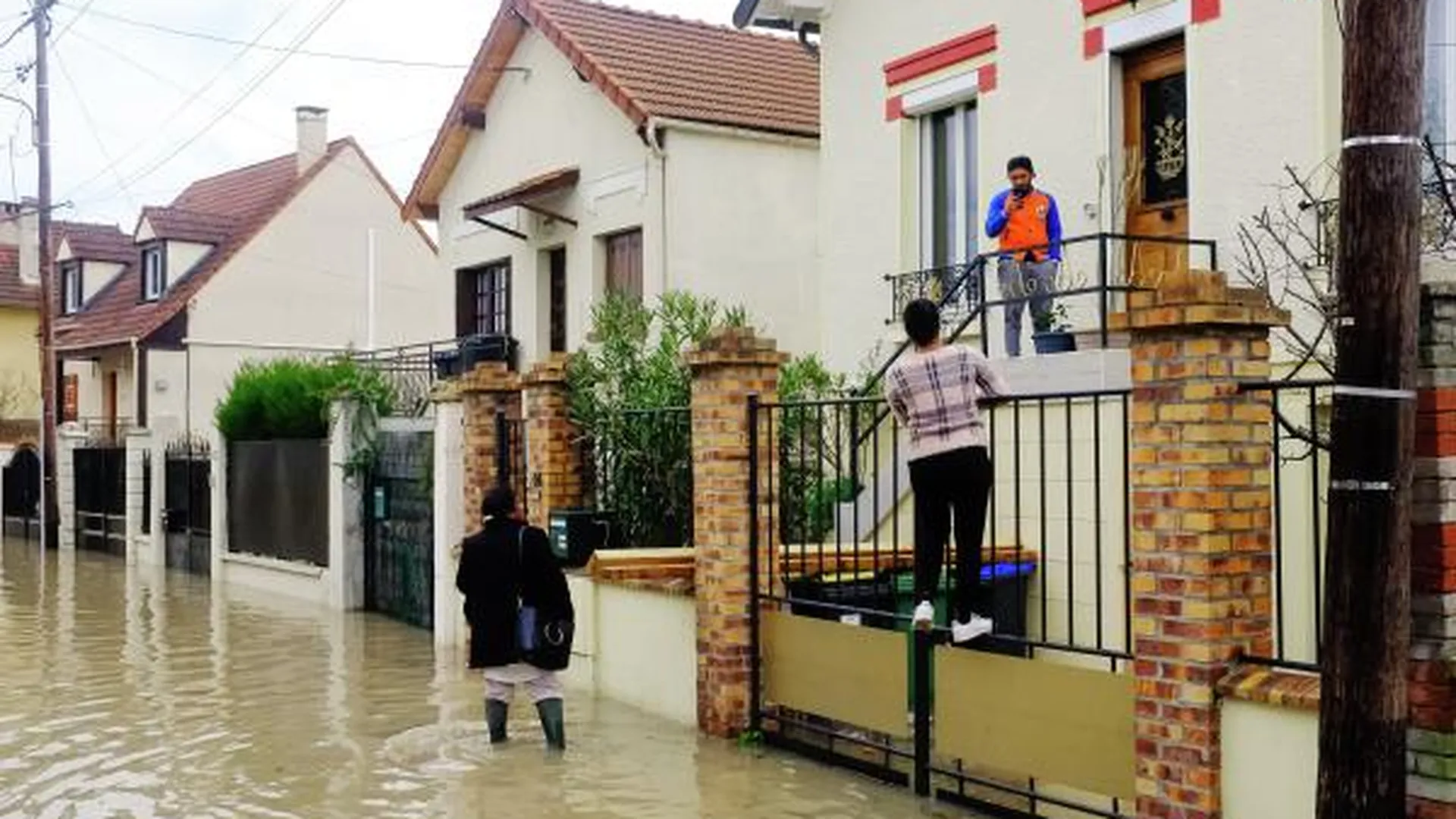 В южной части Франции введен красный уровень опасности в связи с риском наводнений