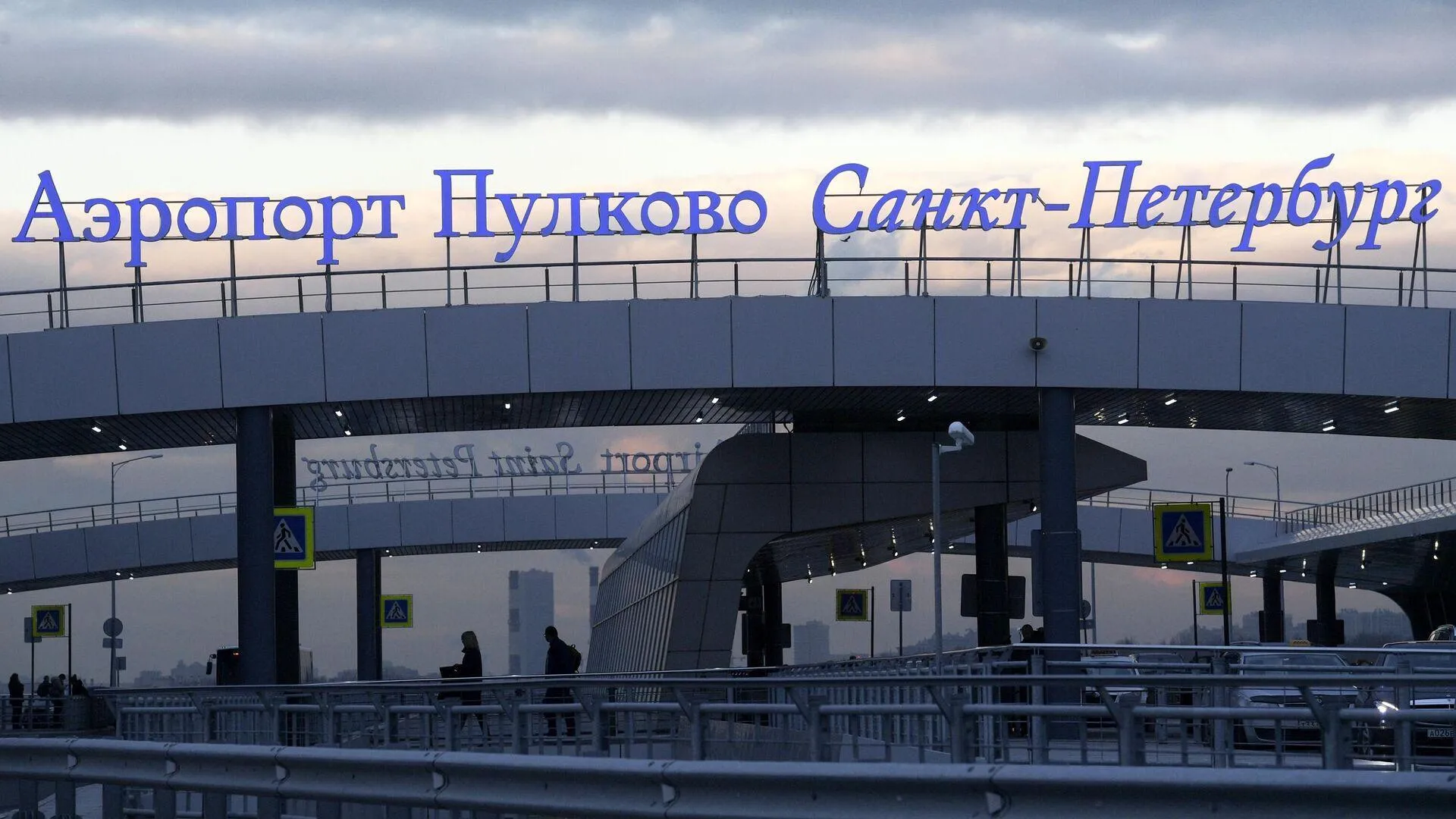 Аэропорт Пулково в Петербурге закрыли из-за неопознанного летающего объекта