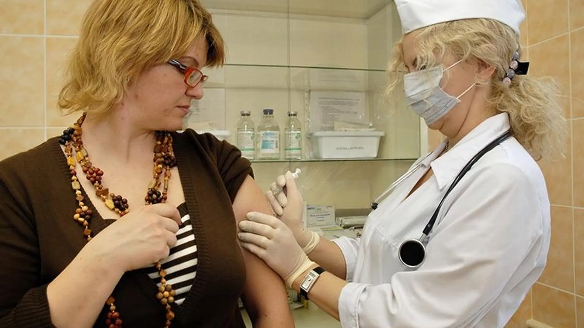 Около 4000 человек в Подмосковье сделали прививки против укуса клещей