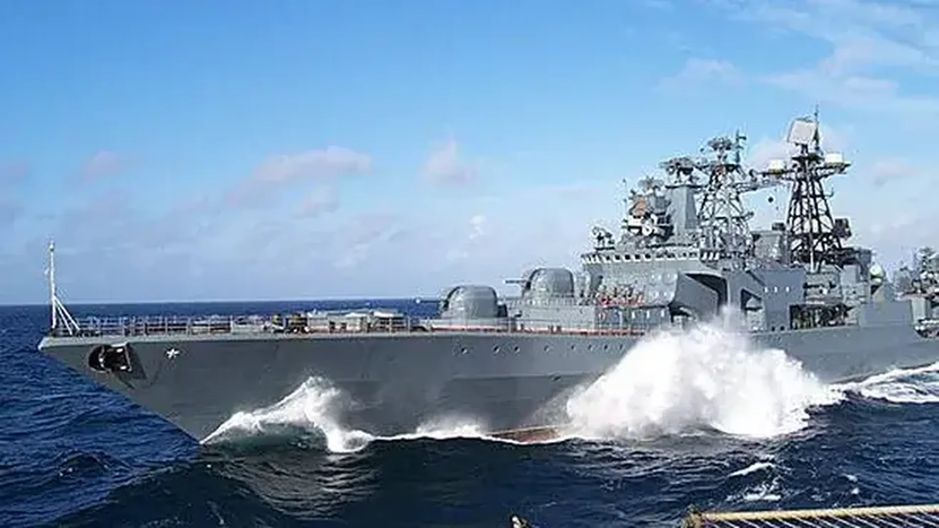 Корабль ТОФ «Маршал Крылов» успешно отразил атаку «вражеских» катеров