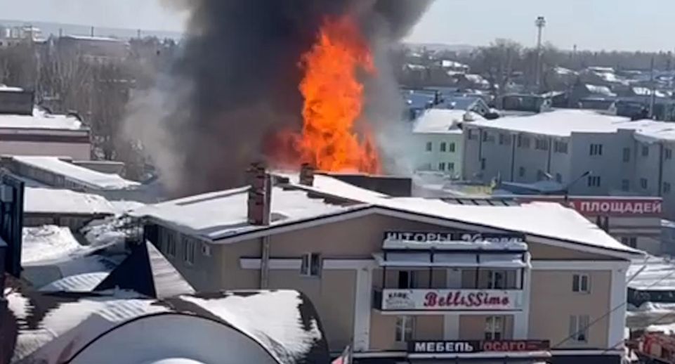 МЧС: здание торгового центра загорелось в Кузнецке