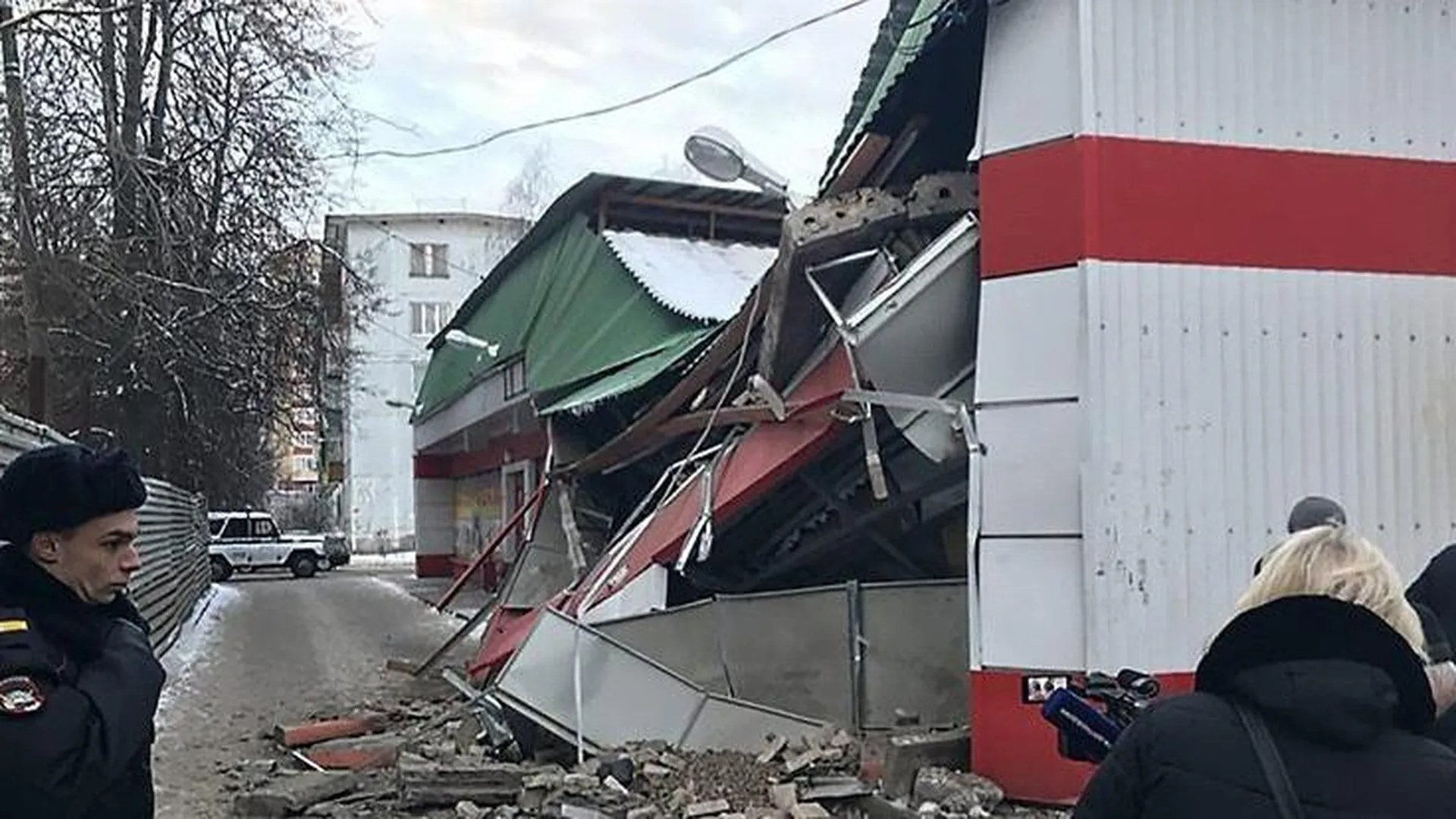 Стена вино-водочного отдела магазина обрушилась в Домодедове