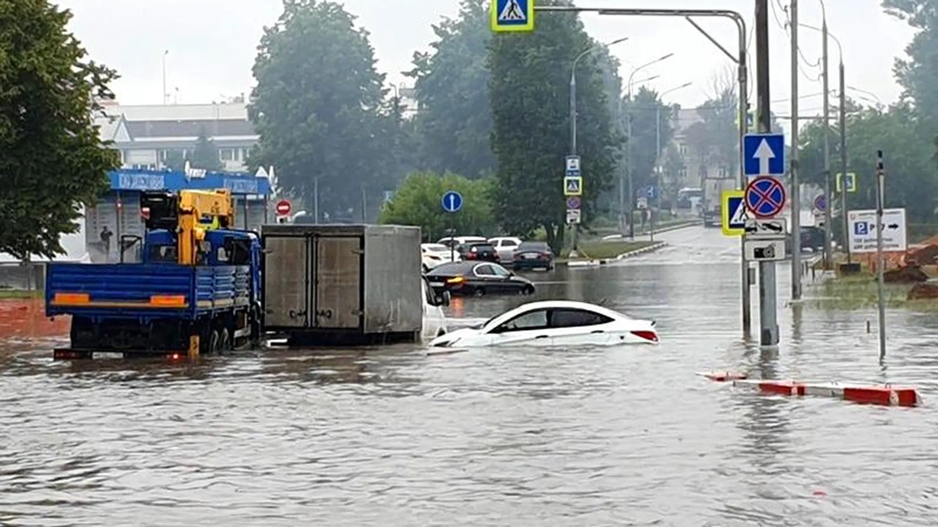Машины почти ушли под воду в Шереметьево из-за сильного ливня