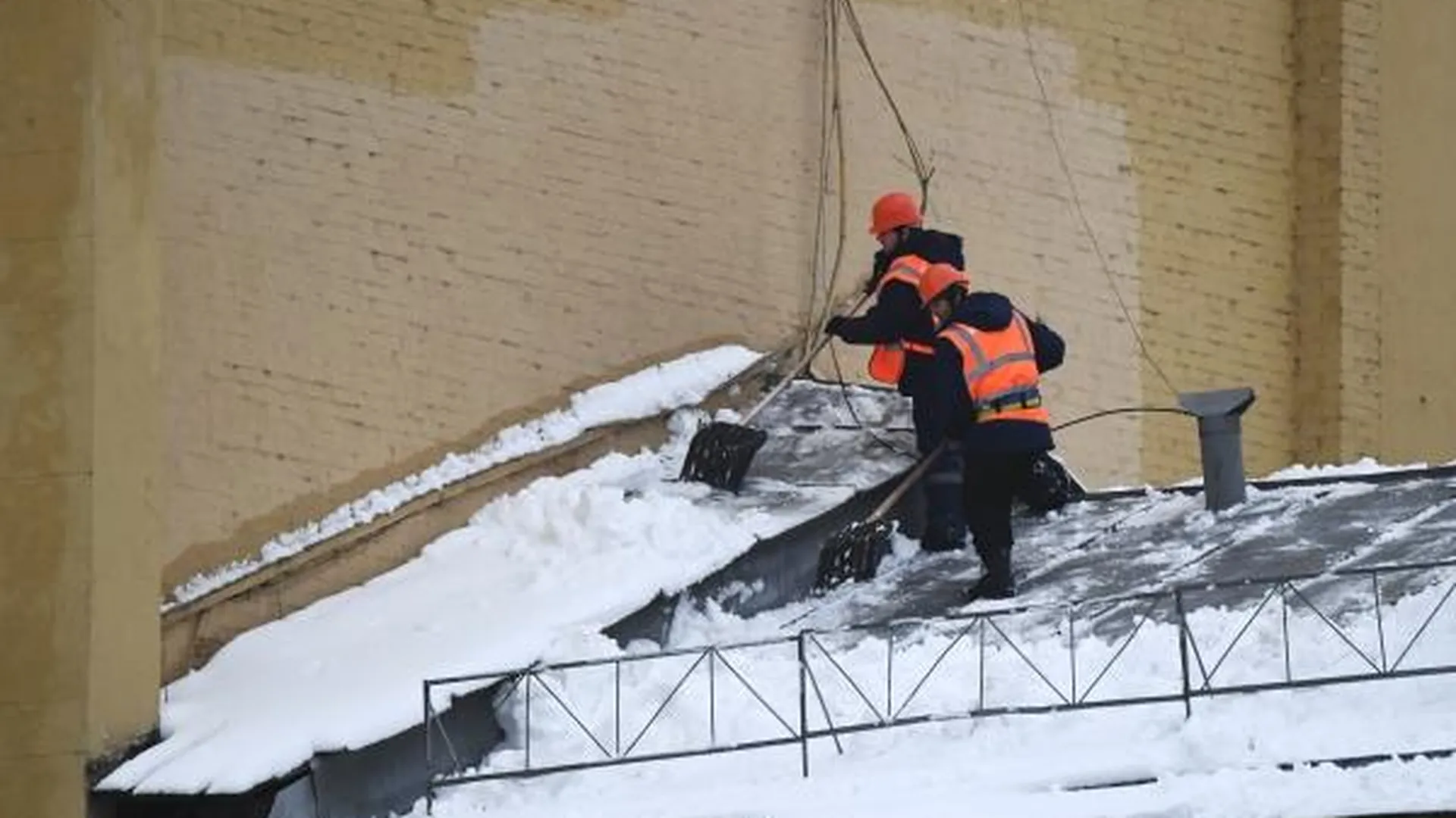 Около 15 тысяч кровельщиков начали очищать крыши в Москве после снегопада