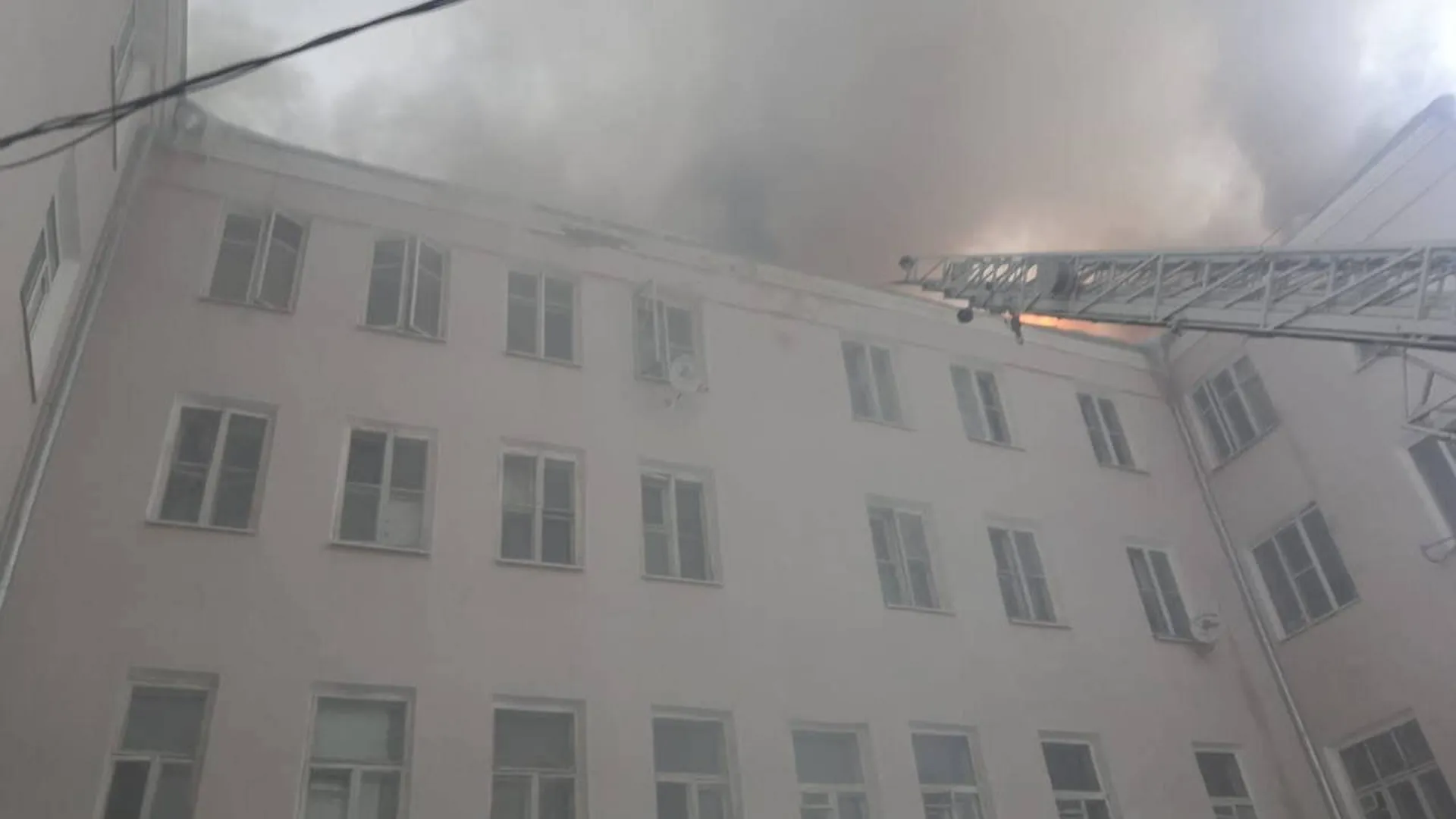 Крыша жилого дома загорелась в Орехово-Зуеве