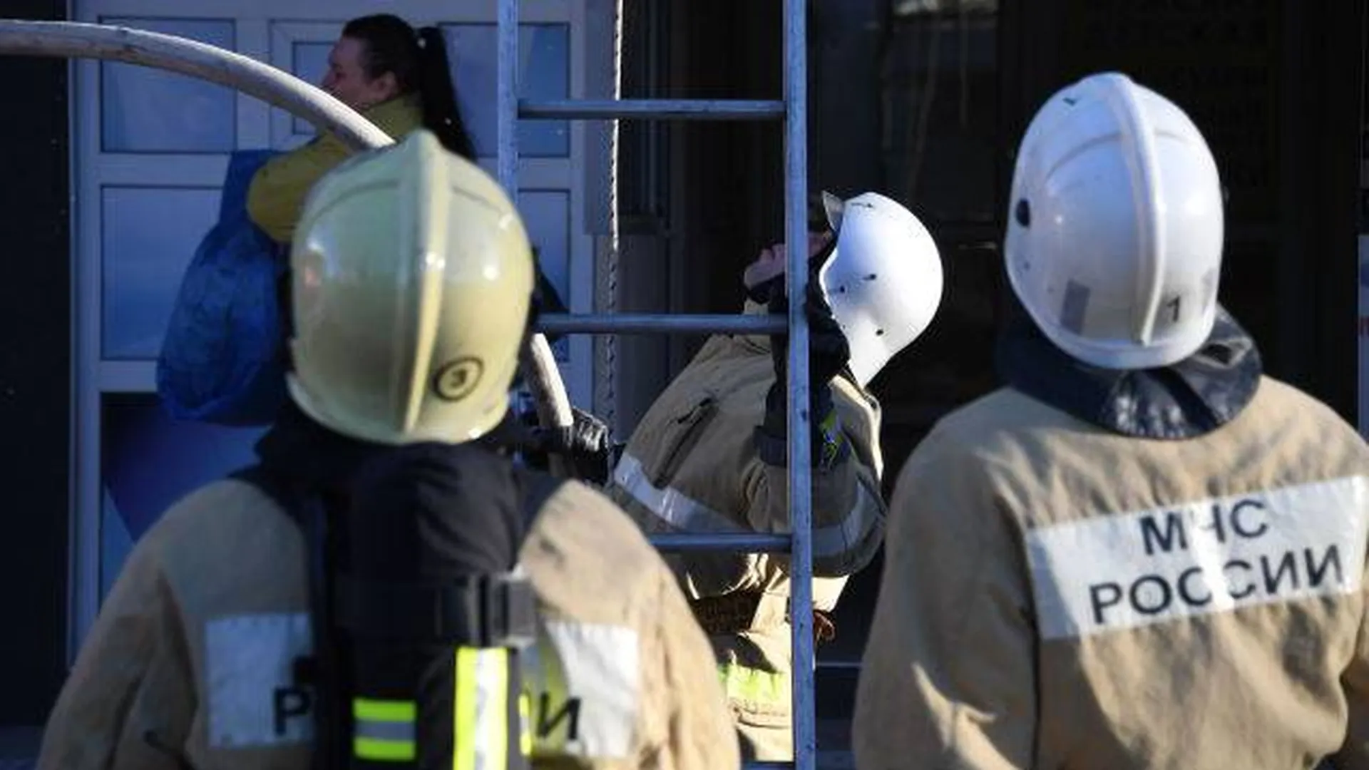 Названа причина, по которой пожарным в Красноярске могло не хватить кислорода на выход из горящего здания