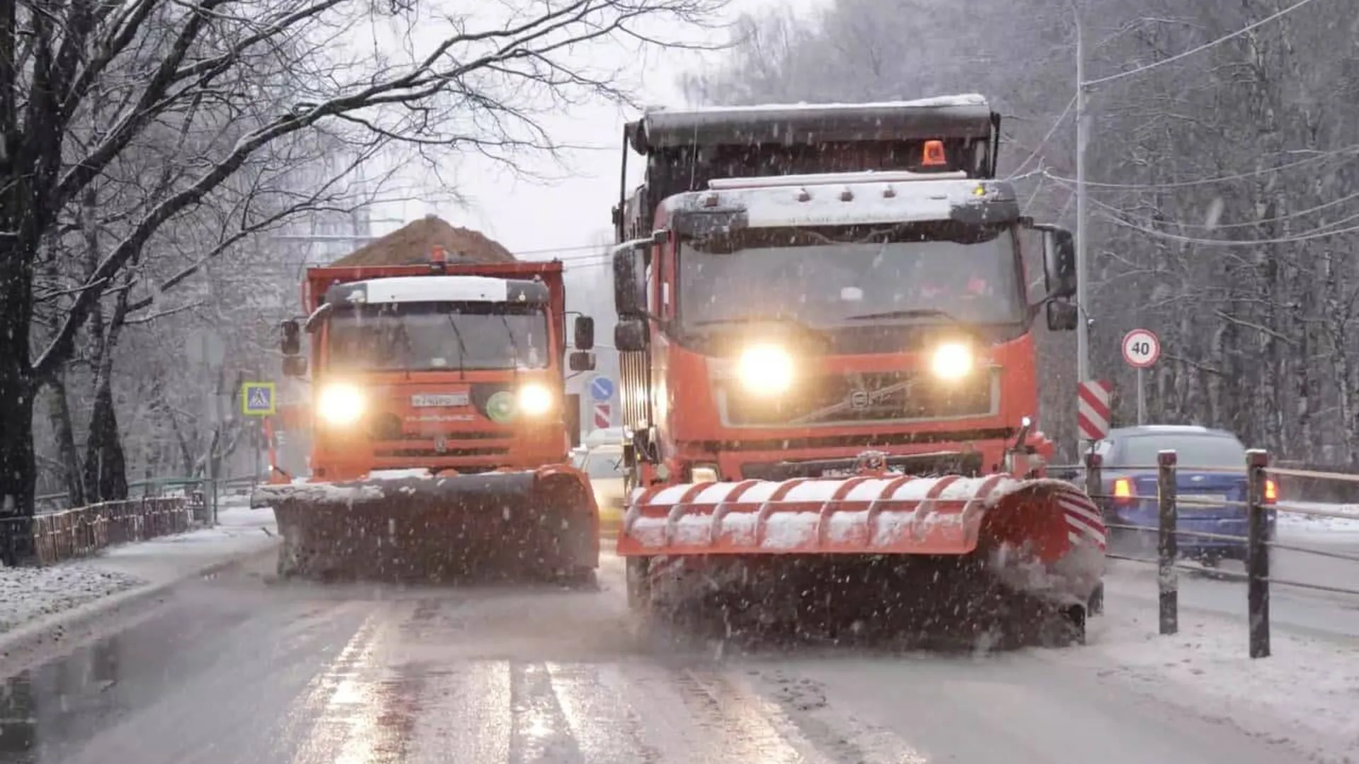 Свыше 300 единиц спецтехники вышло на уборку дорог Подмосковья от снега минувшей ночью