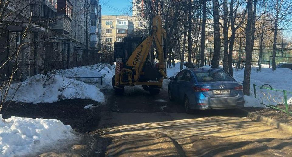 Анна Кротова проверила содержание дворов на улицах Колычева и Победы в Лобне