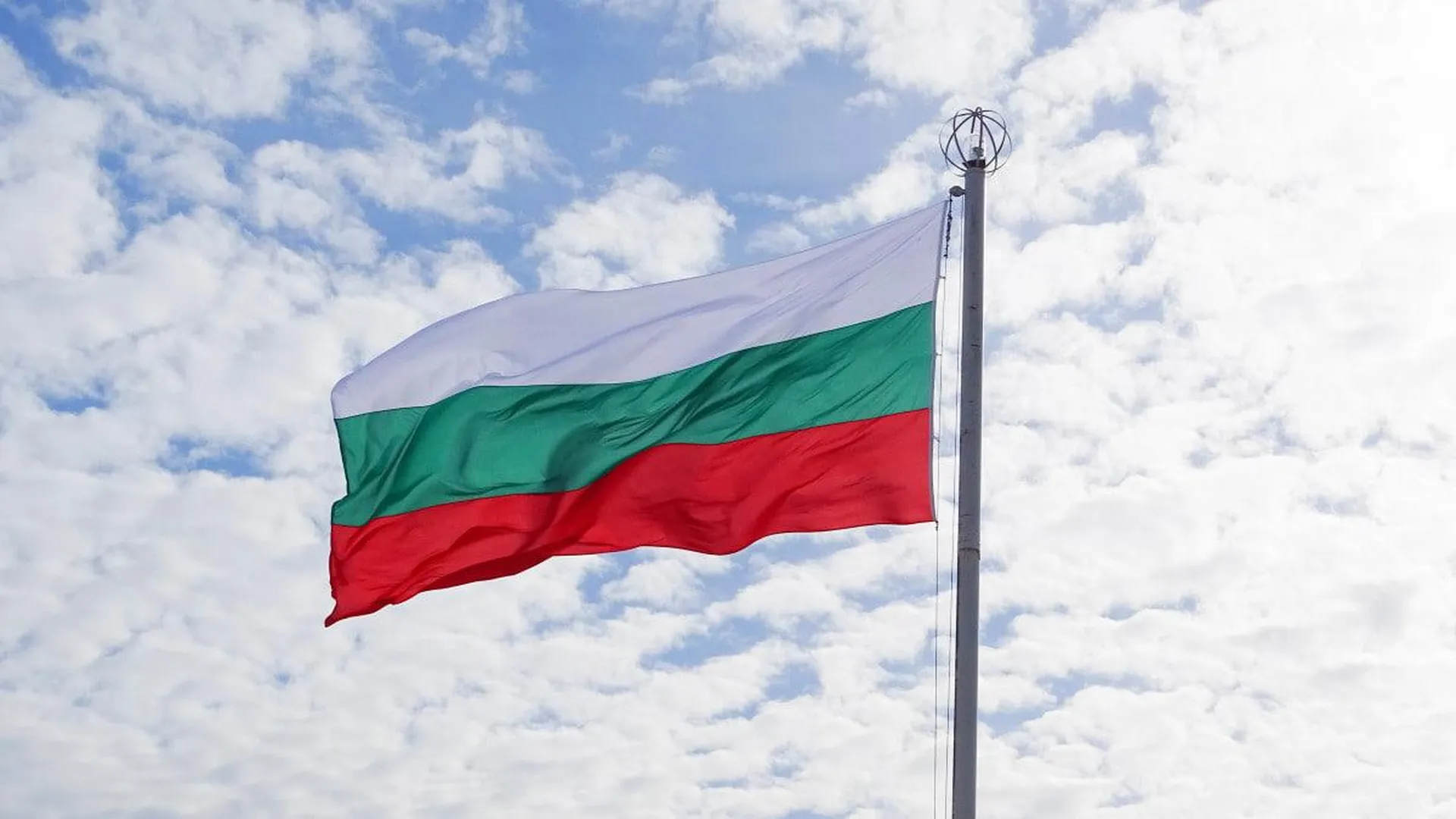 Болгарские депутаты обвинили друг друга в фашизме из-за помощи Украине