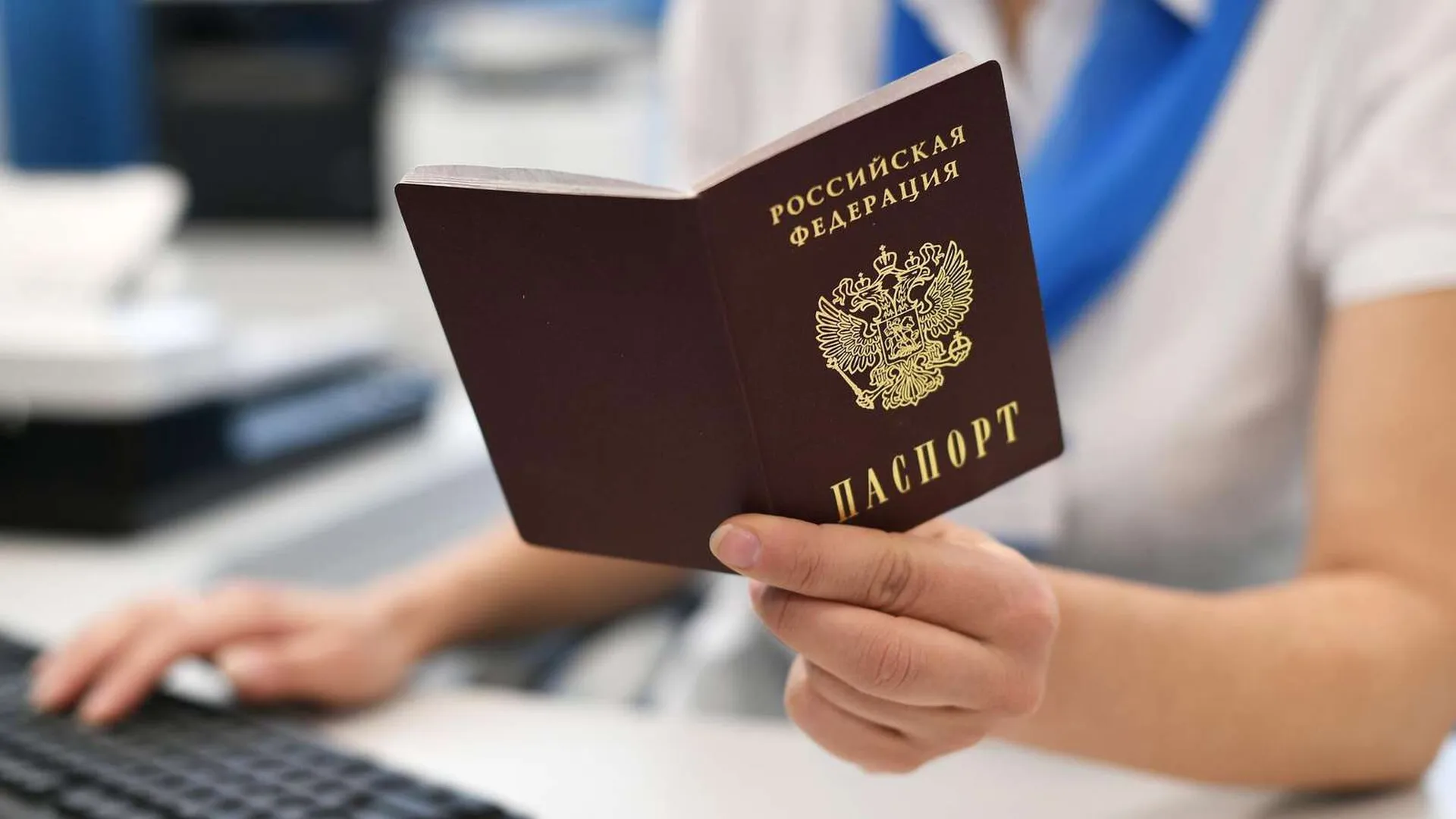 Жители Токмака начали получать российские паспорта