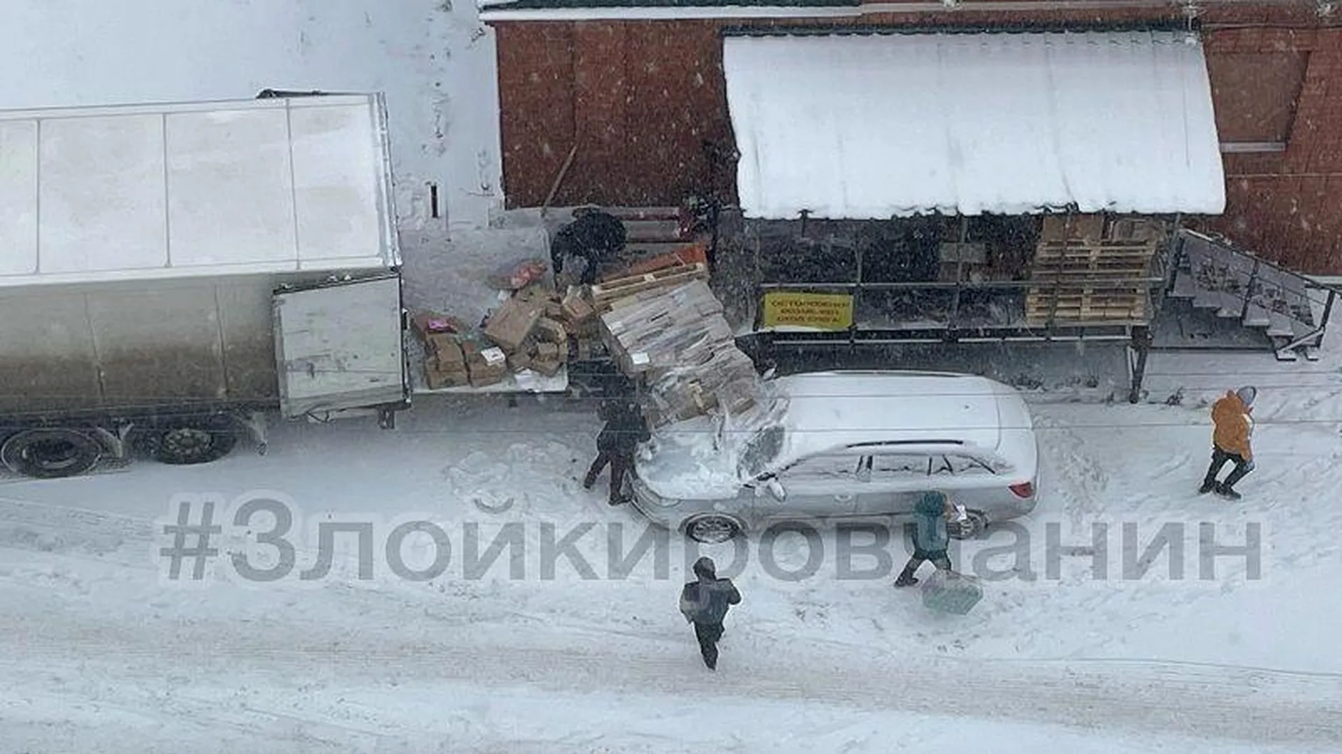 Куча коробок рухнула на автомобиль в Кирове