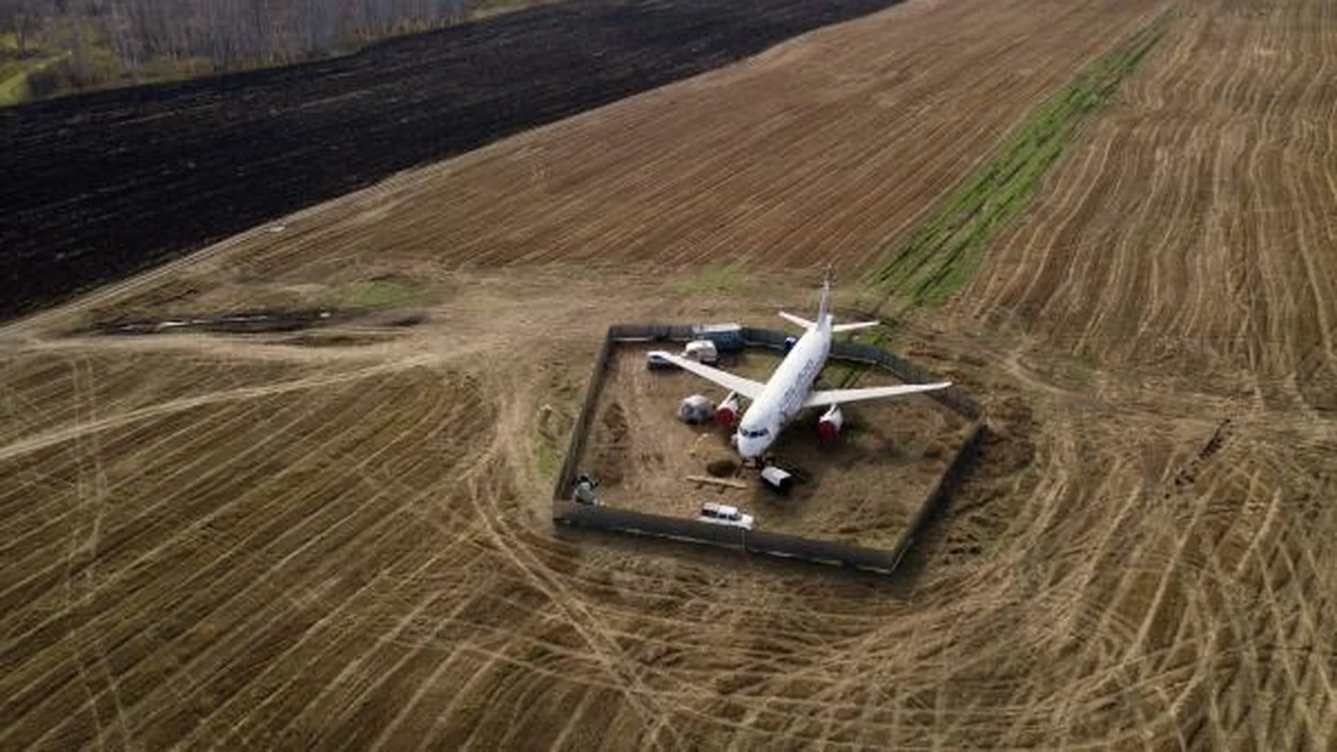 «Ошибки были катастрофическими». Авиаэксперт — о посадке самолета в поле под Новосибирском