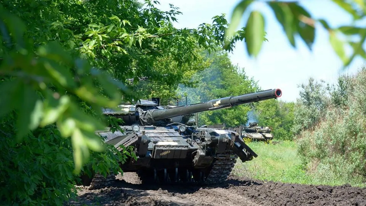 Артемовск вс рф. Танк среди деревьев. Танк среди жилых домов. Украинские танки среди домов. Украинские войска прячутся в частном секторе.