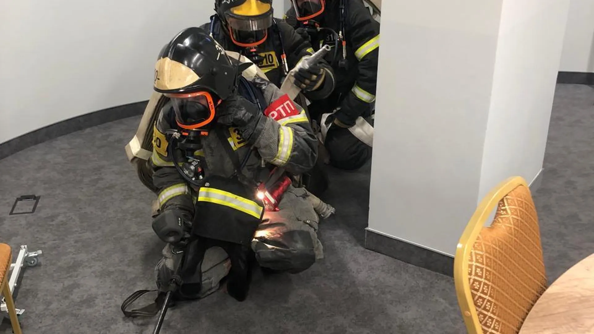 Спасатели провели пожарные учения в Доме правительства Московской области