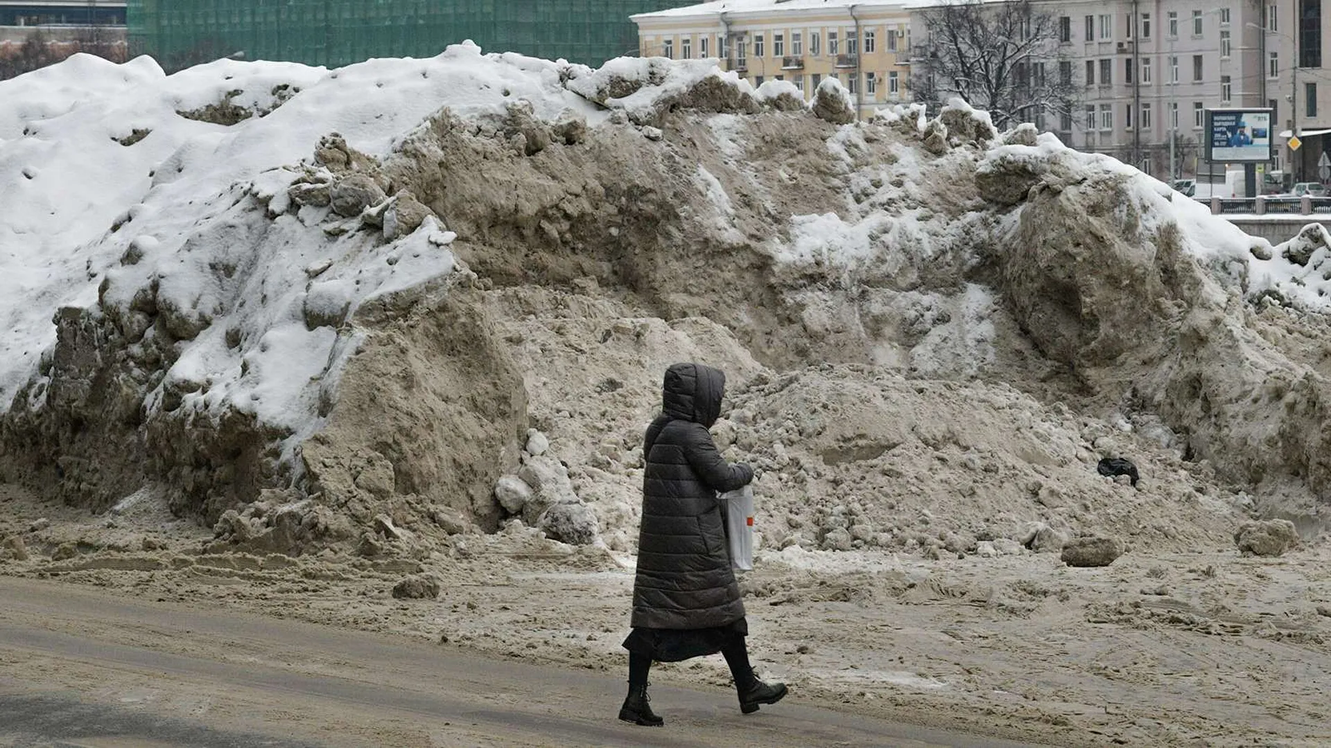 Сугробов работа. Снег в Питере. Кучи снега в Питере. Уборка снега в Санкт-Петербурге. Сугробы в Питере.