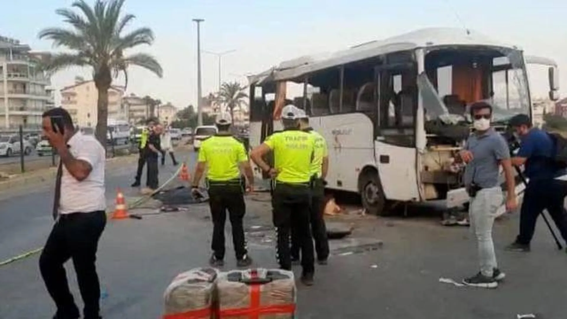 Посольство подтвердило гибель трех россиян в аварии с автобусом в Анталье