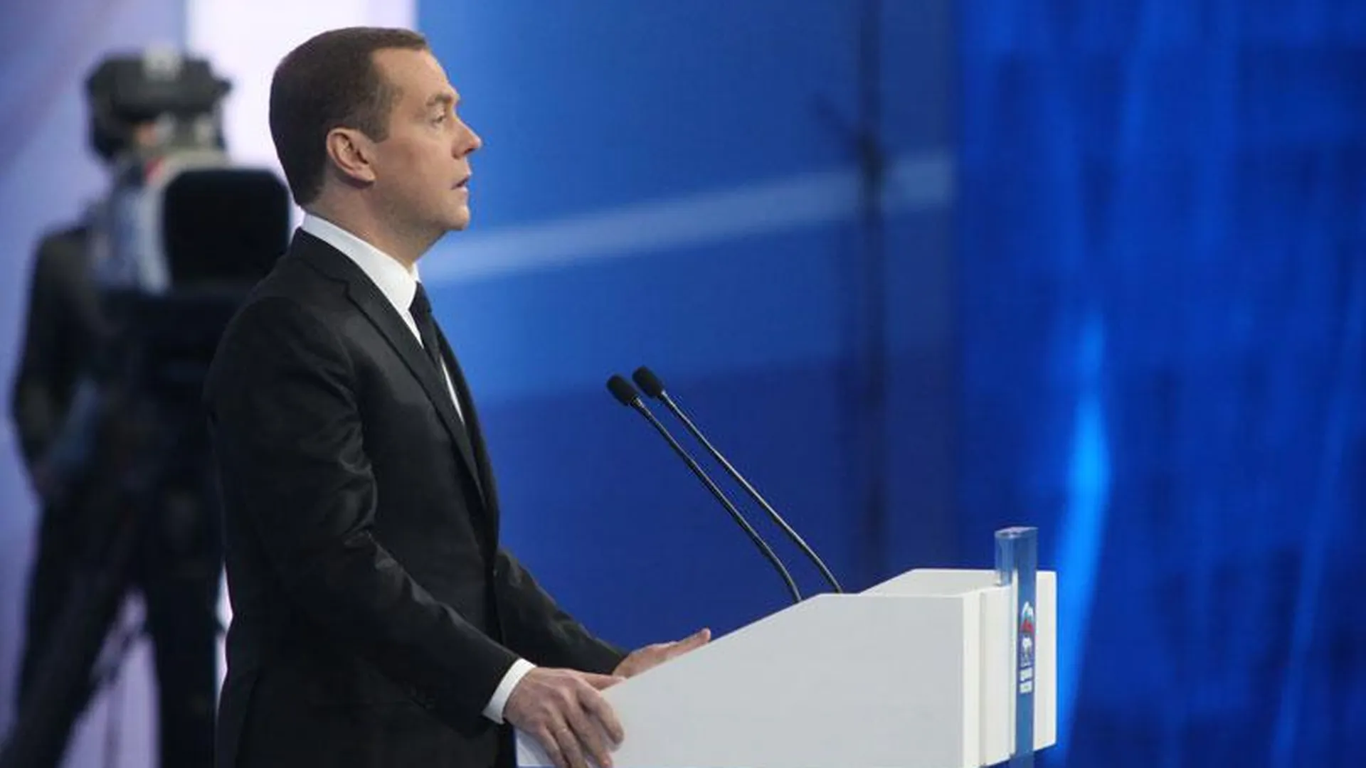 Медведев: партия должна меняться, мы не КПСС
