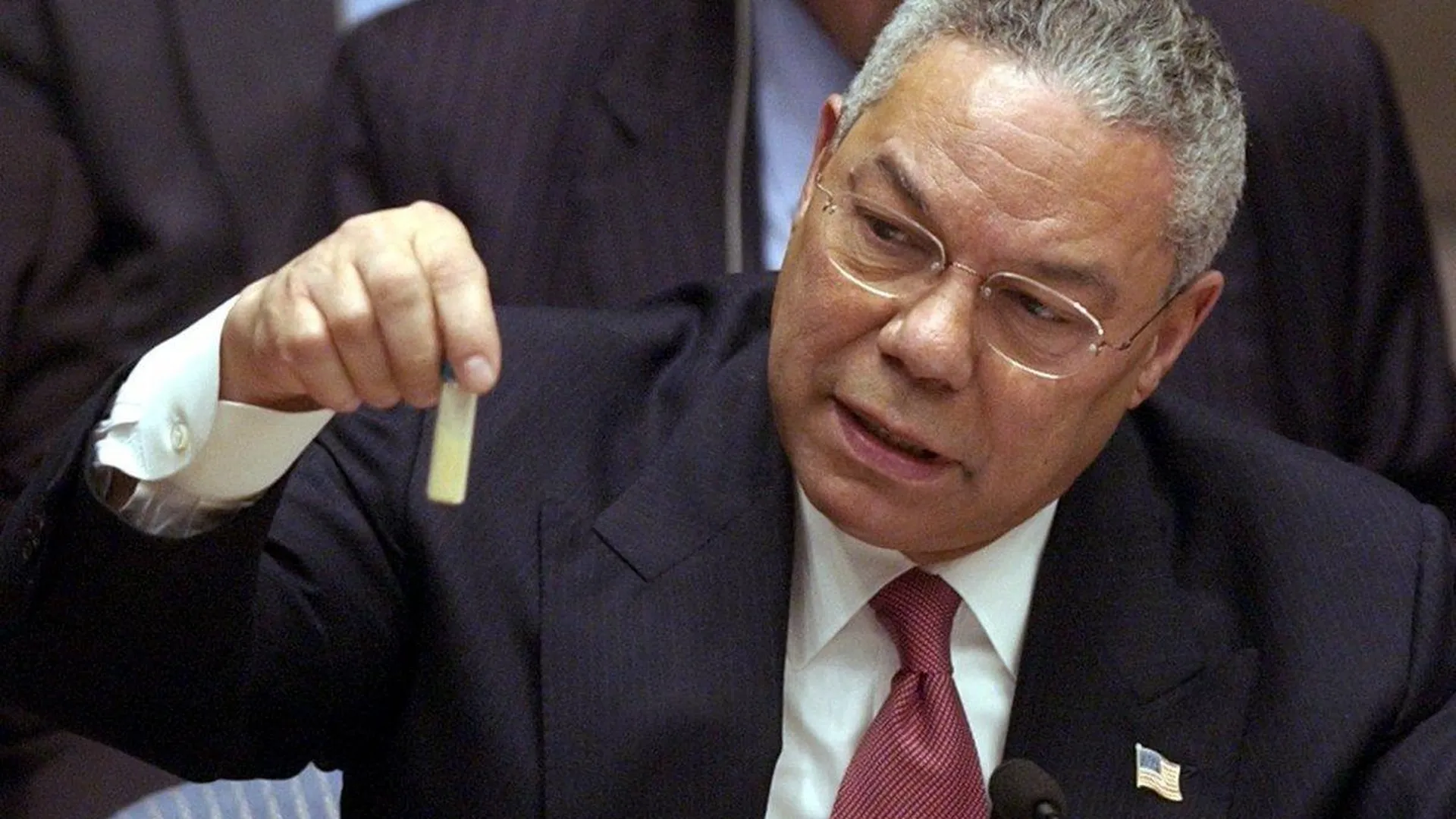 Фото: United States Government. Госсекретарь Колин Пауэлл на заседании Совбеза ООН показывает пробирку, в которой якобы находятся образцы иракского оружия массового поражения, 5 февраля 2003 года