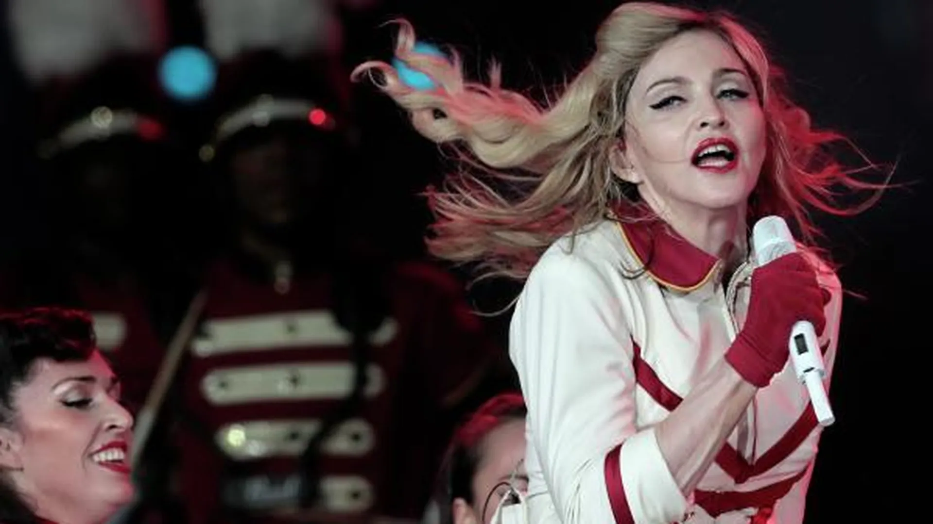 Мадонна завернулась в украинский флаг на своем концерте