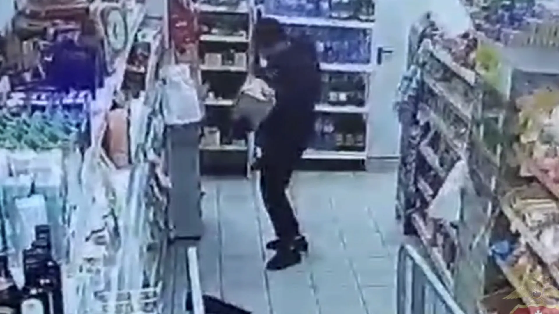 Молодой пермяк похитил из магазина 15 коробок конфет и успел съесть все улики