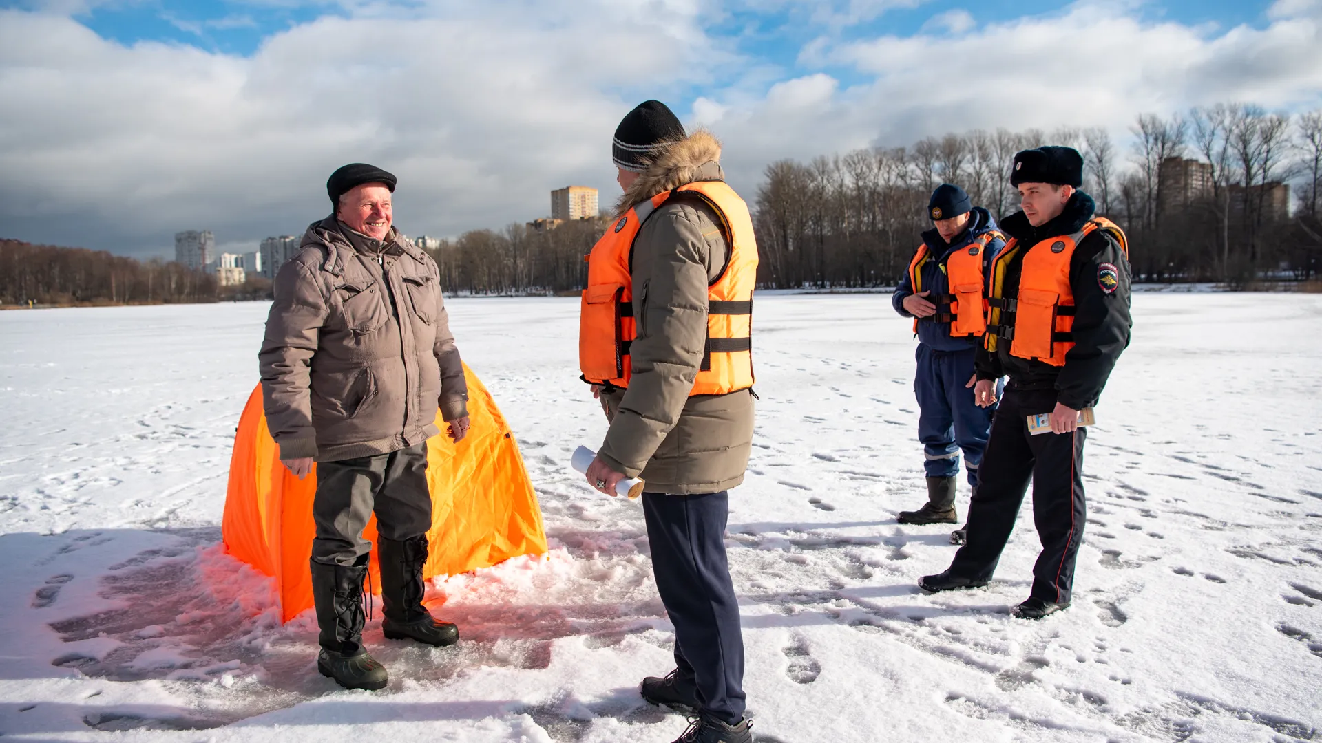 Выходить на лед нельзя! Спасатели Балашихи рассказали об опасностях весенней рыбалки
