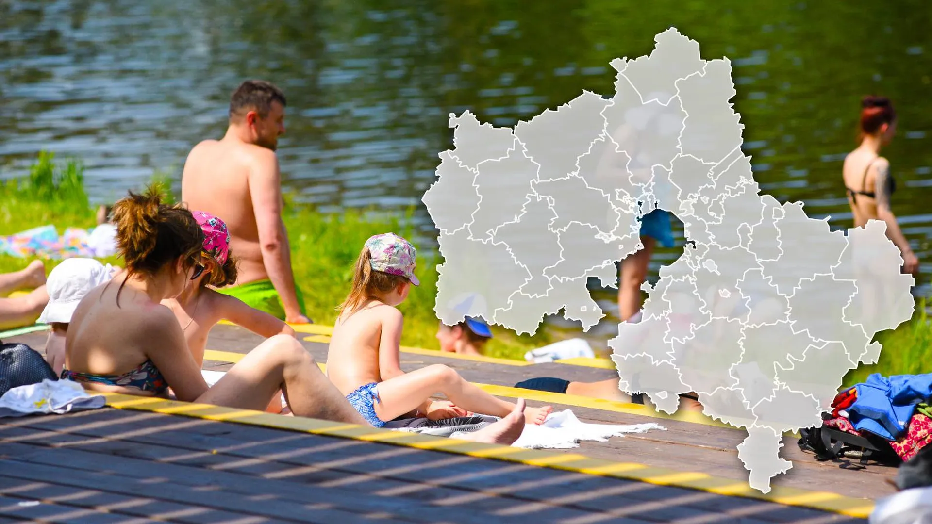 Пляжники на берегу реки и карта Московской области