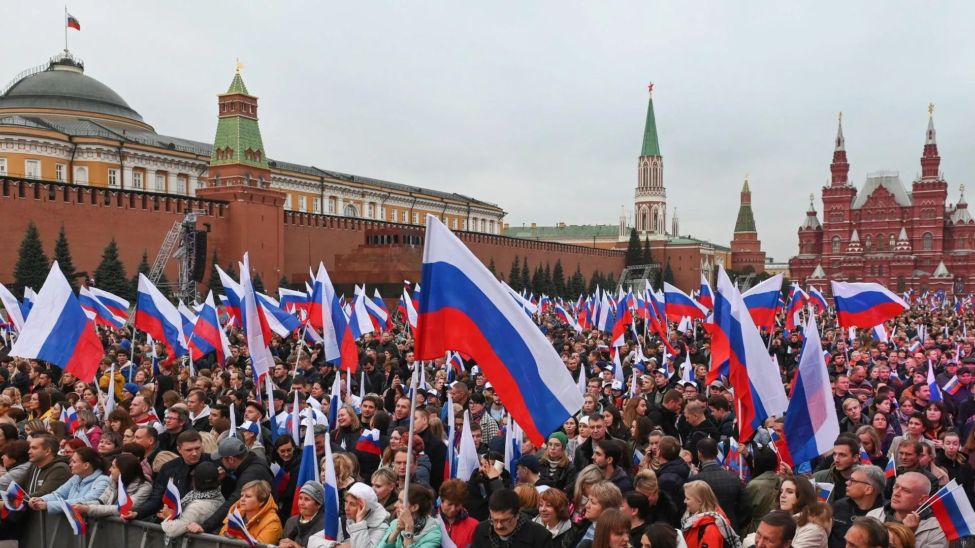 Тысячи россиян пришли на концерт в честь присоединения новых регионов с РФ