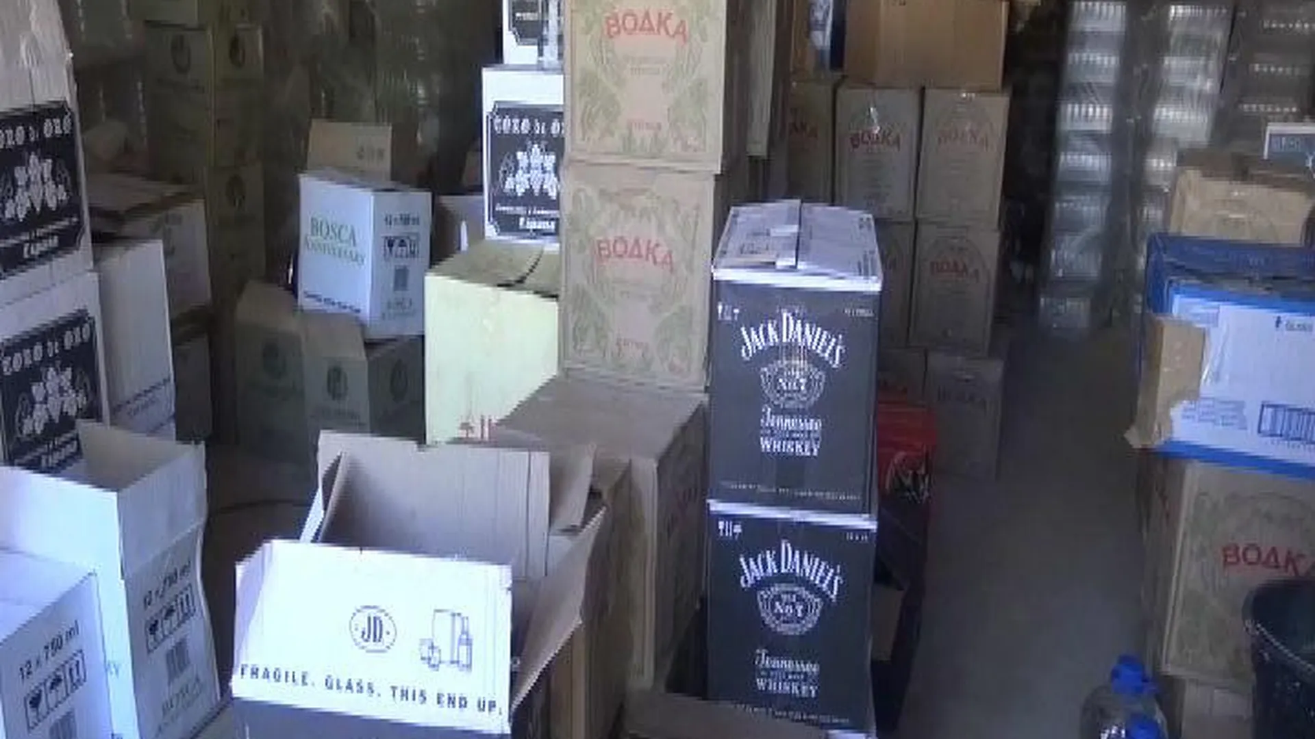 Нелегальный склад, забитый поддельным алкоголем, ликвидировали в Зарайском районе