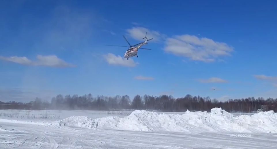 МЧС: туристов на Камчатке эвакуируют вертолетом Ми-8