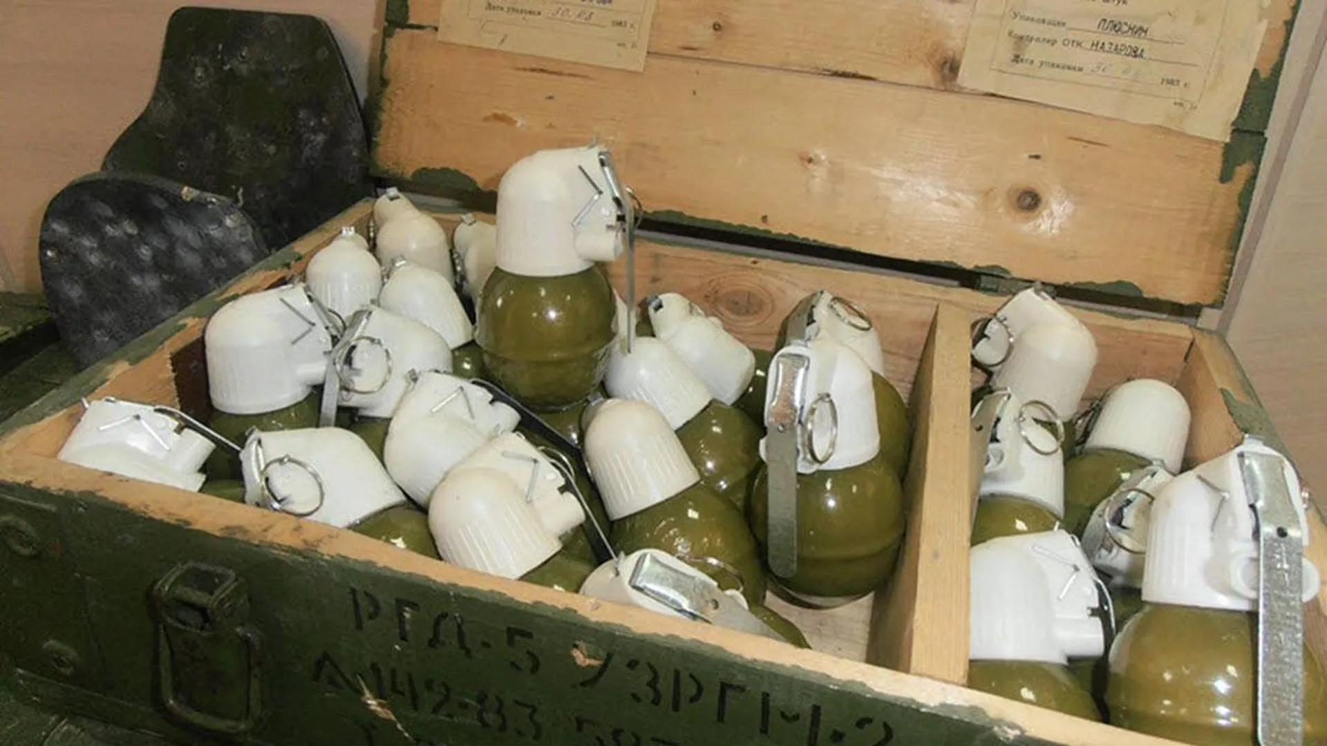 Боец украинского ОМОН сдал России 50 автоматов и ящики гранат