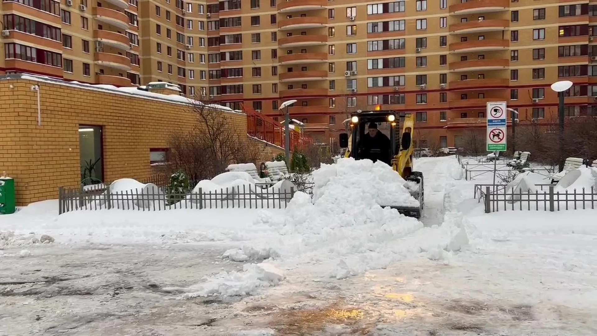 Рекордный снегопад и ледяной дождь: коммунальные службы приводят Реутов в порядок после разгула стихии