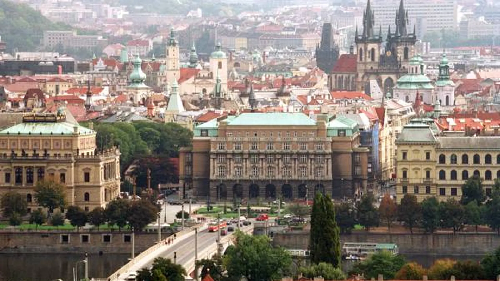 Президент Чехии обвинил Россию в «каннибализации посольств»